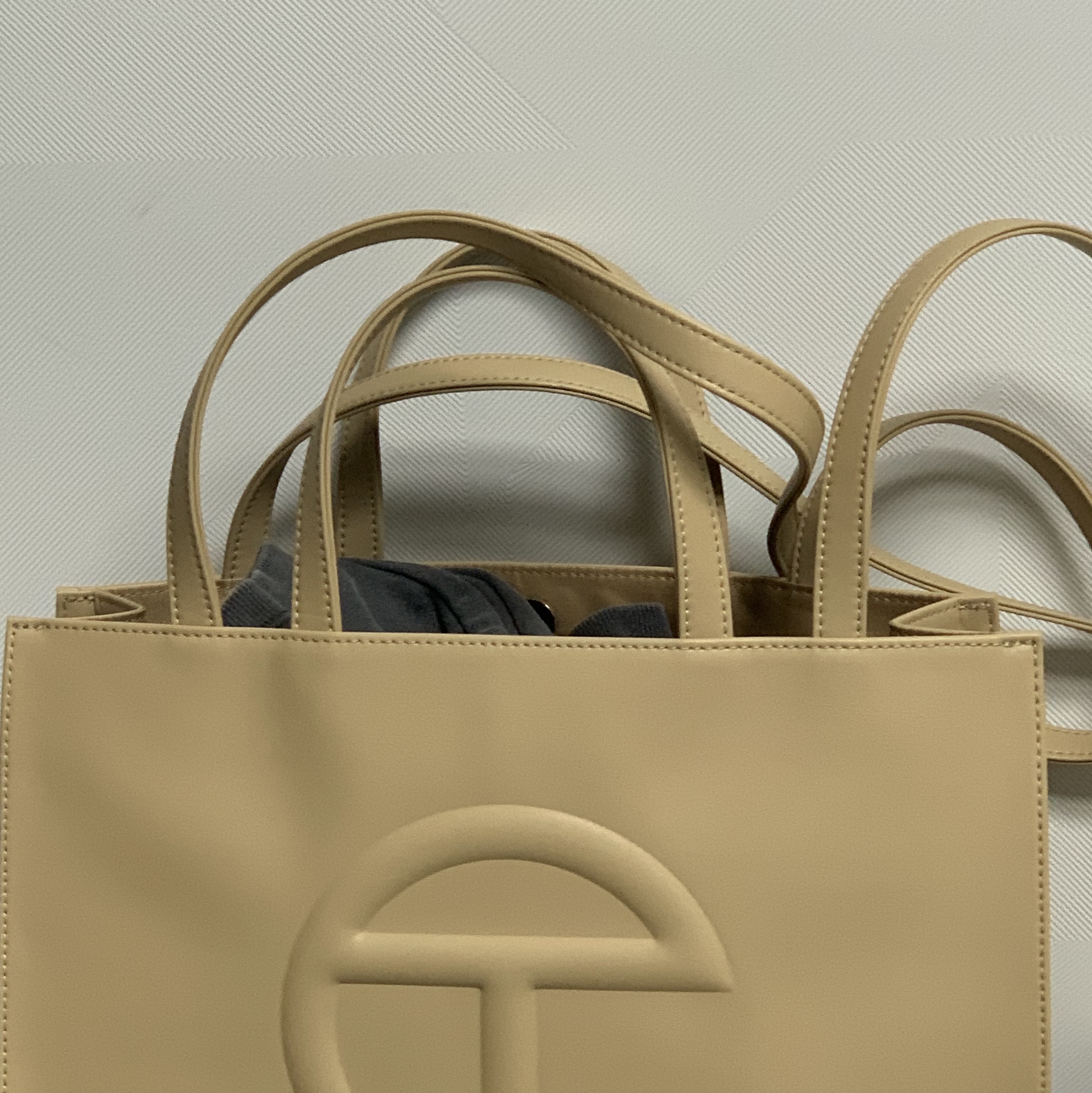 Telfar Medium Shopping Bag Cream 착용 스타일