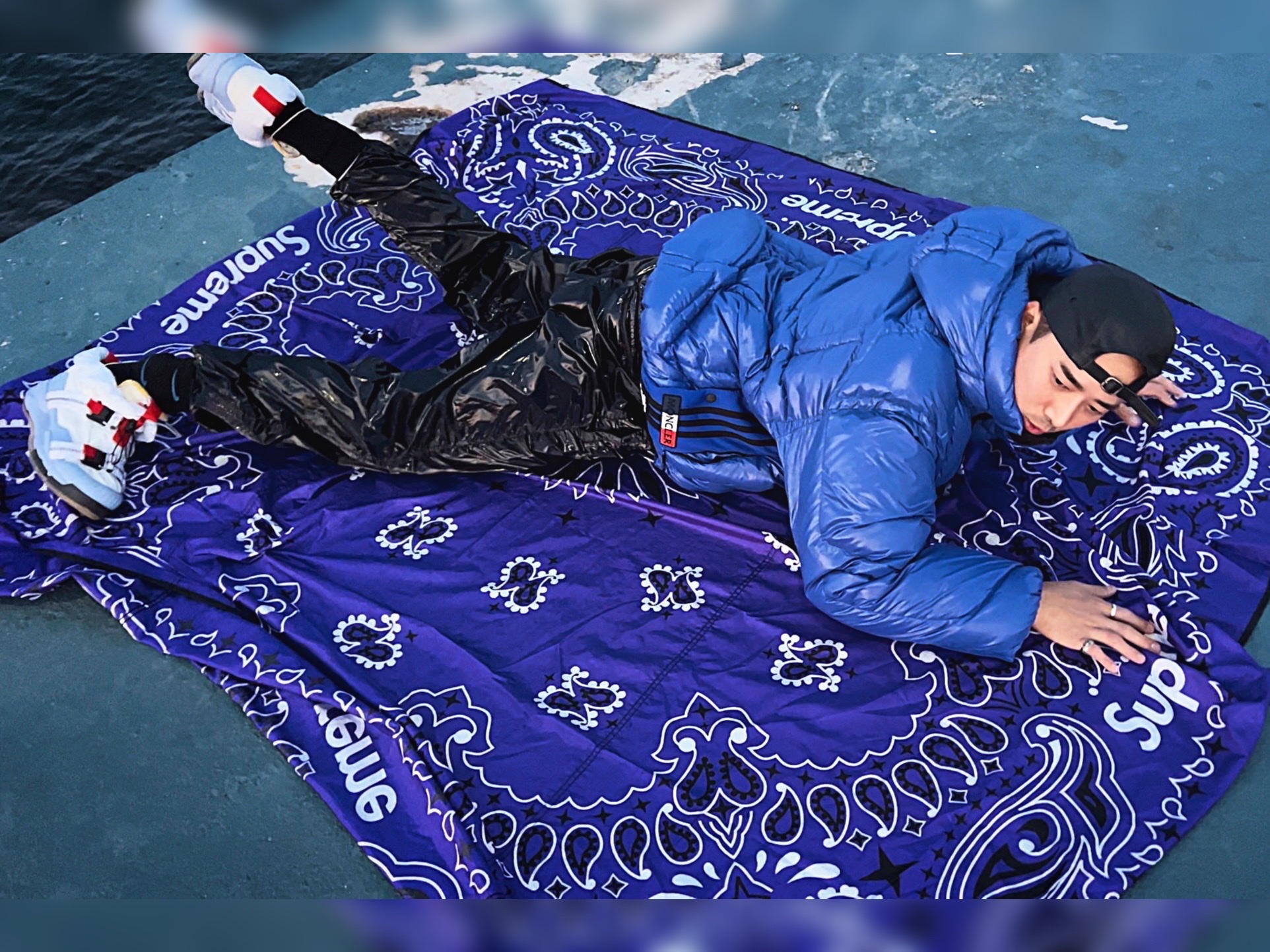 Supreme Leather Camp Cap Black - 21SS, Supreme x Bounty Hunter Mesh Moto Jersey Royal Blue - 23FW 착용 스타일 - 1