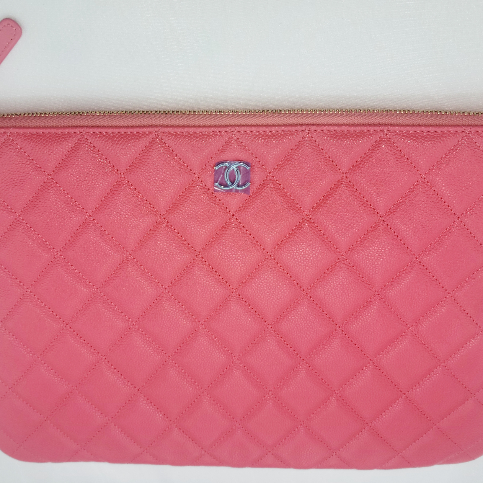 Chanel Medium Classic Pouch Grained Calfskin & Gold Pink, Chanel Medium Classic Pouch Grained Calfskin & Silver Black 착용 스타일 - 3
