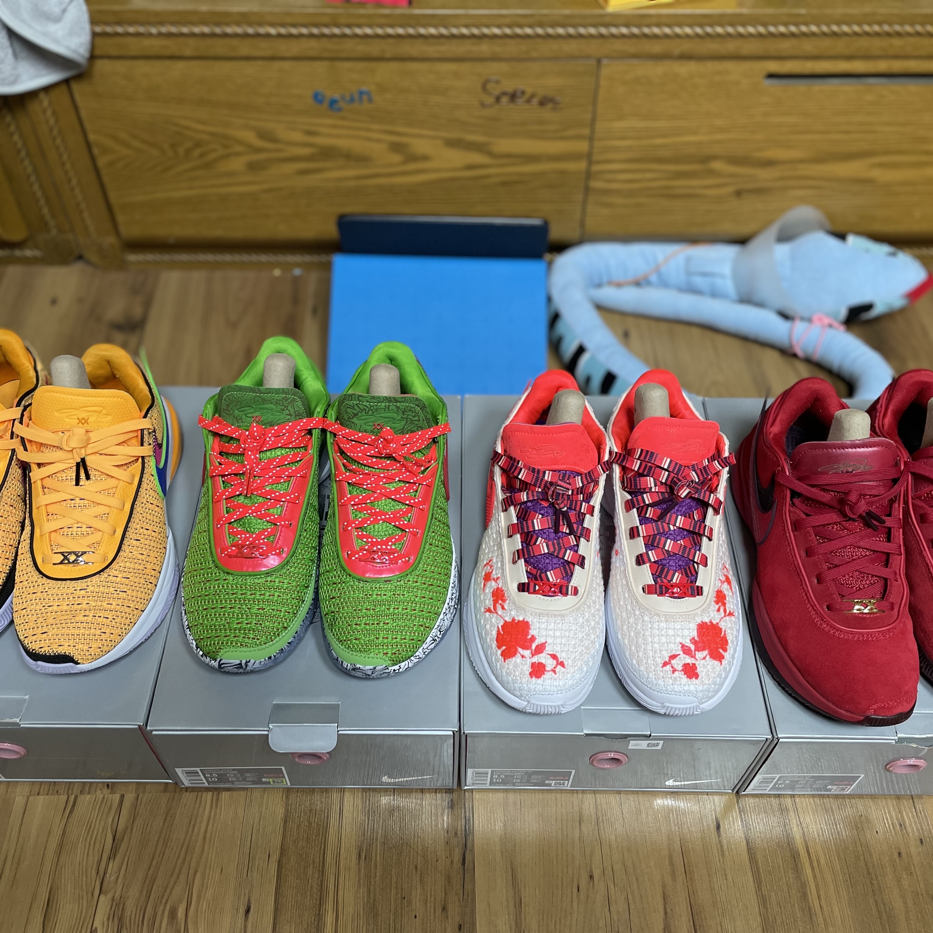 Nike LeBron XX PRM EP Guava Ice Bordeaux, Nike LeBron XX EP Laser Orange Racer Blue 착용 스타일 - 1