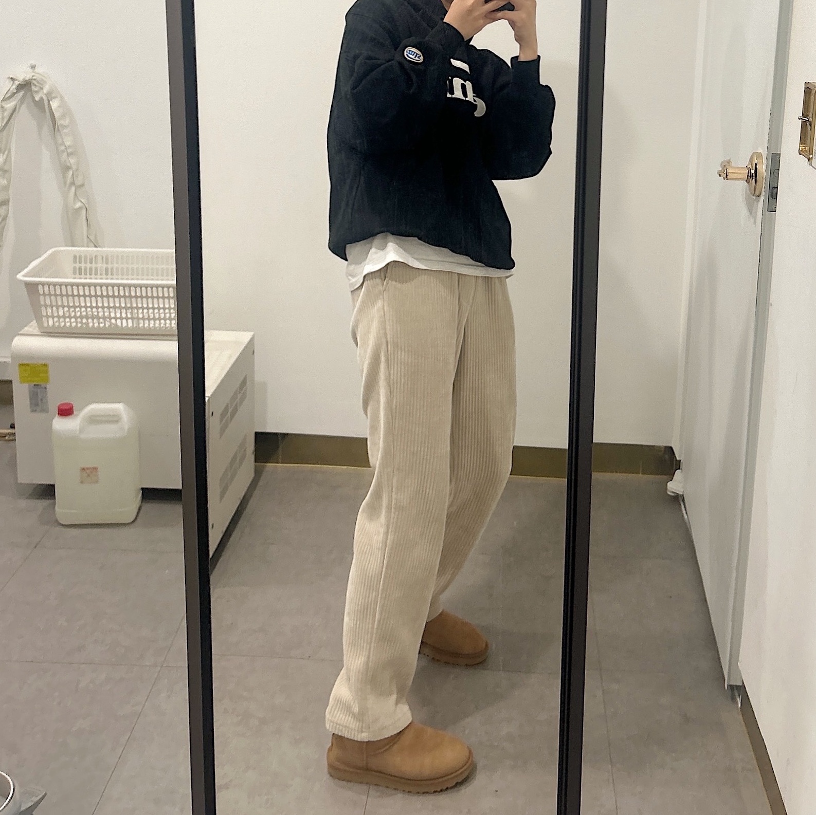 (W) UGG Classic Ultra Mini Boots Chestnut, Emis New Logo Hoodie Black 착용 스타일 - 1