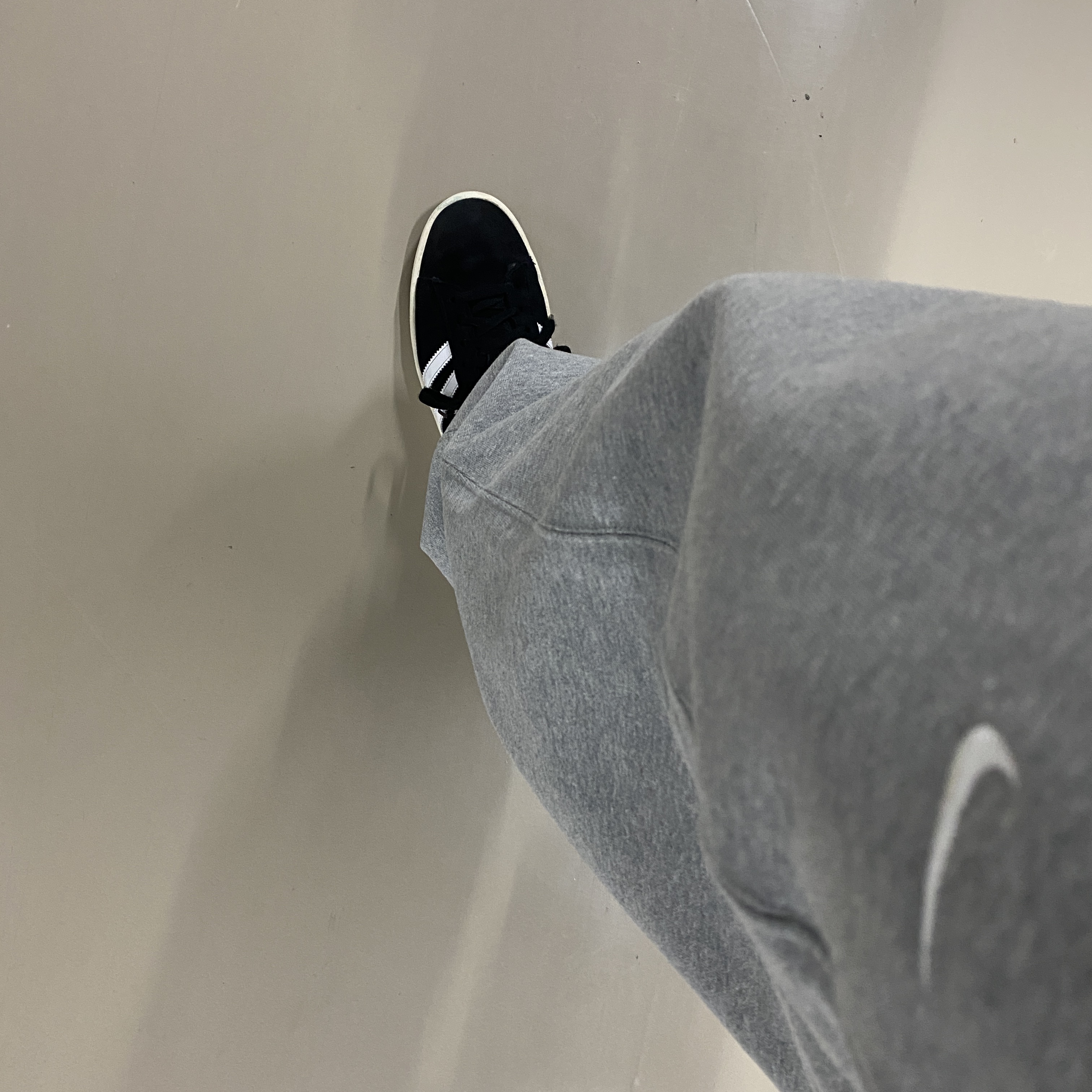 Nike NRG Solo Swoosh Fleece Pants Dark Grey Heather - US/EU 착용 스타일