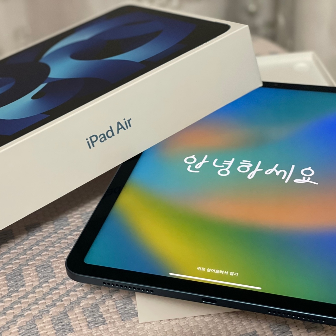 Apple iPad Air 5th Gen Wifi 64GB Blue (Korean Ver.) 착용 스타일