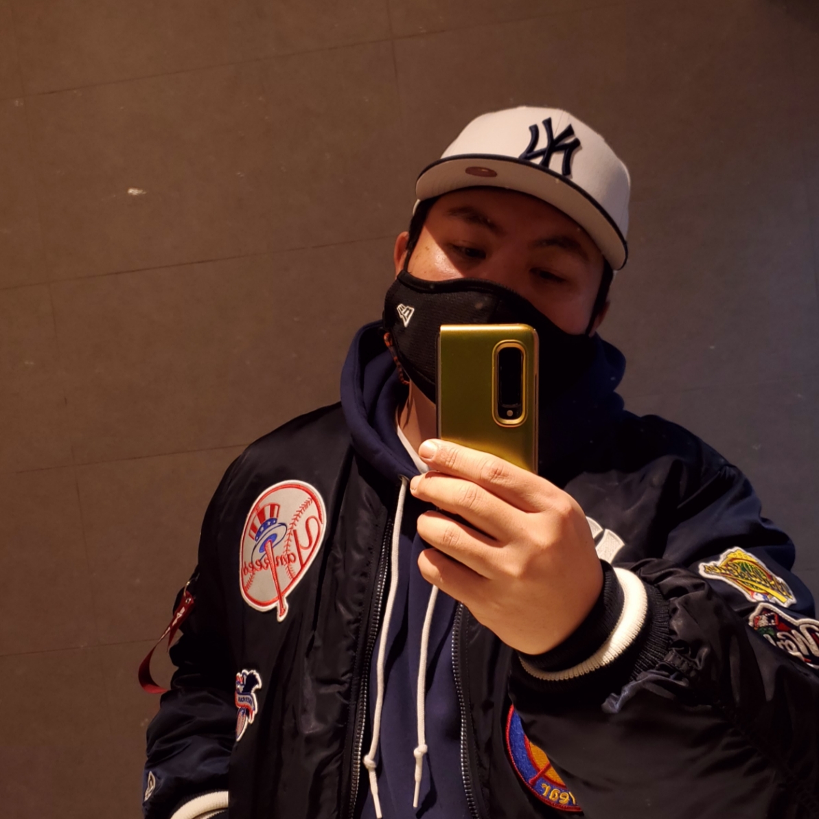 New Era x Alpha Industries x MLB New York Yankees MA-1 Bomber Jacket Replica Blue 착용 스타일 - 1