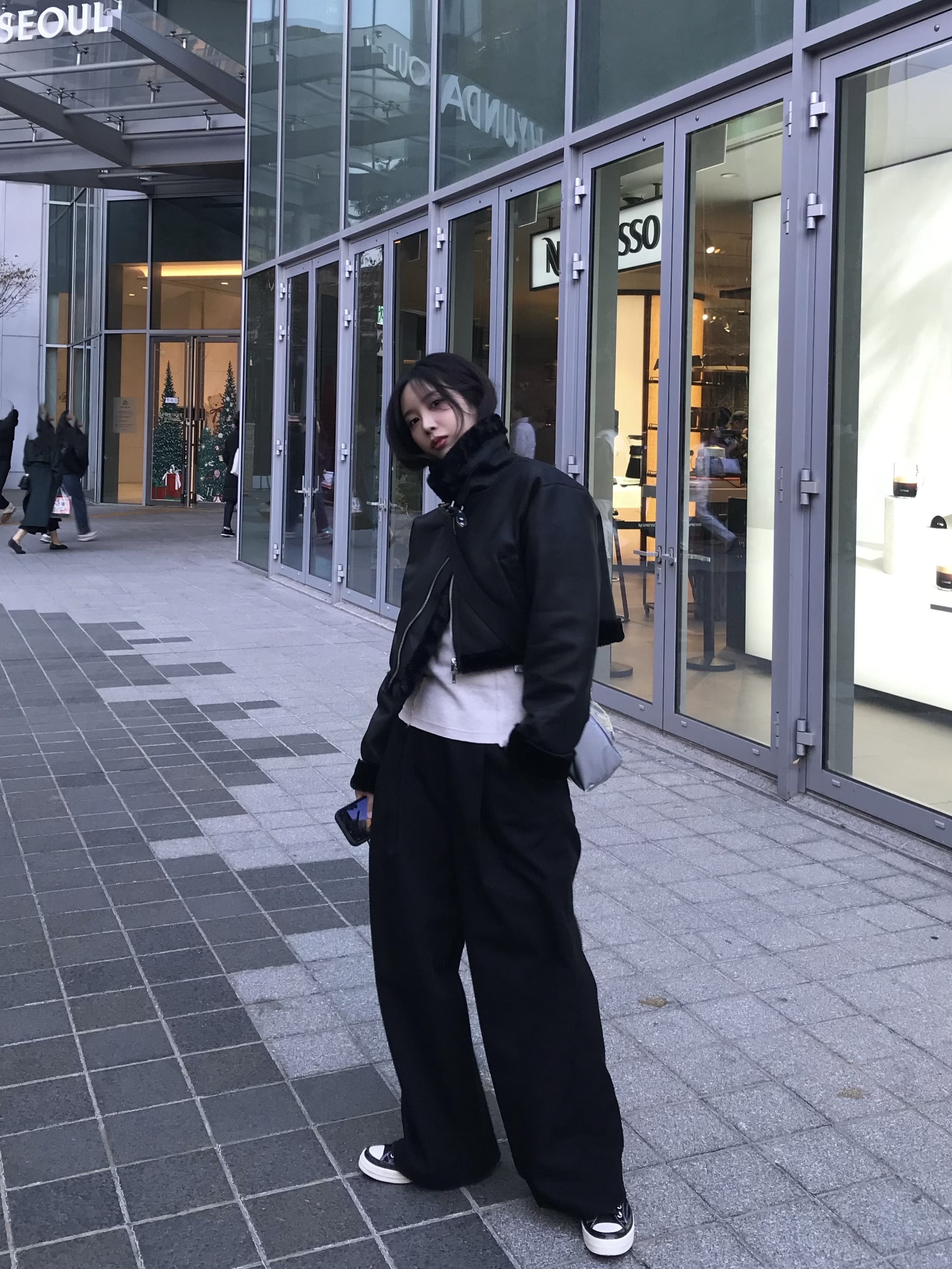 Converse x Moncler x Fragment Chuck 70 Ox Fraylor III Black, Millo Women Cut-Off Inquisition T-Shirt White Melange 착용 스타일 - 1