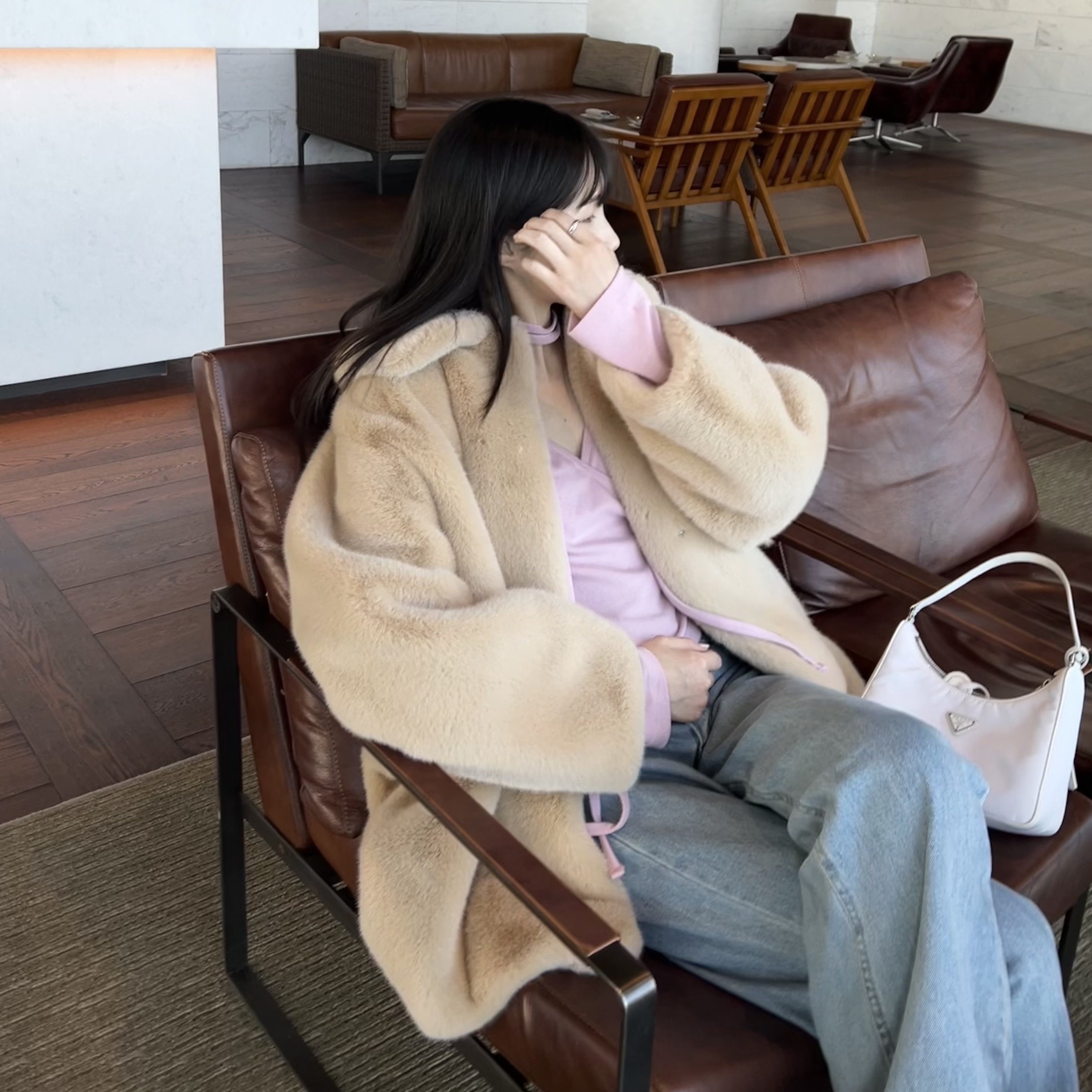 Adidas Samba Vegan White Black, Prada Re-Edition 2005 Re-Nylon Mini Bag White 착용 스타일 - 4