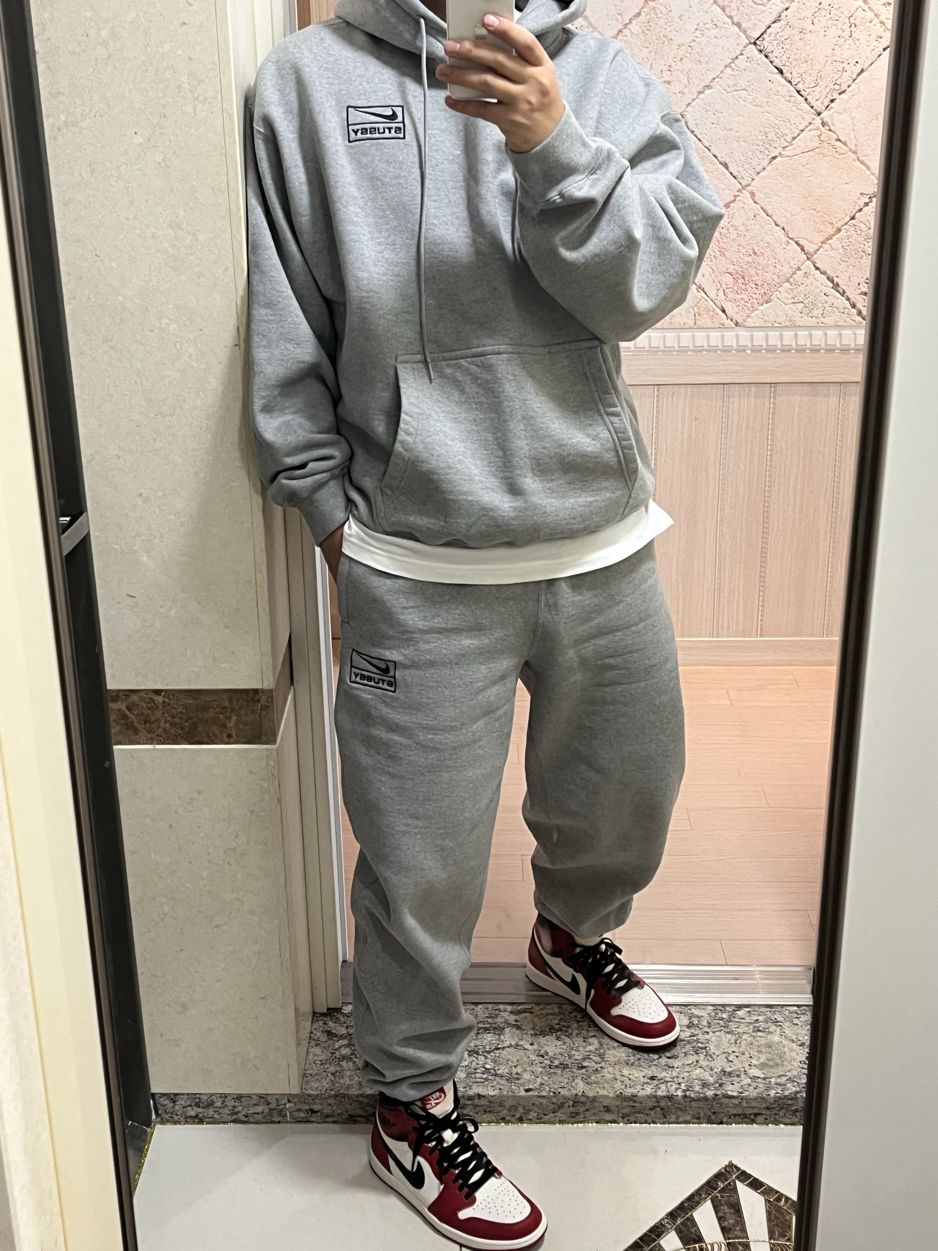 Nike x Stussy NRG RA Pullover Hoodie Dark Grey Heather (DJ9488-063), Nike x Stussy NRG Fleece Pants Dark Grey Heather (DO9340-063) 착용 스타일