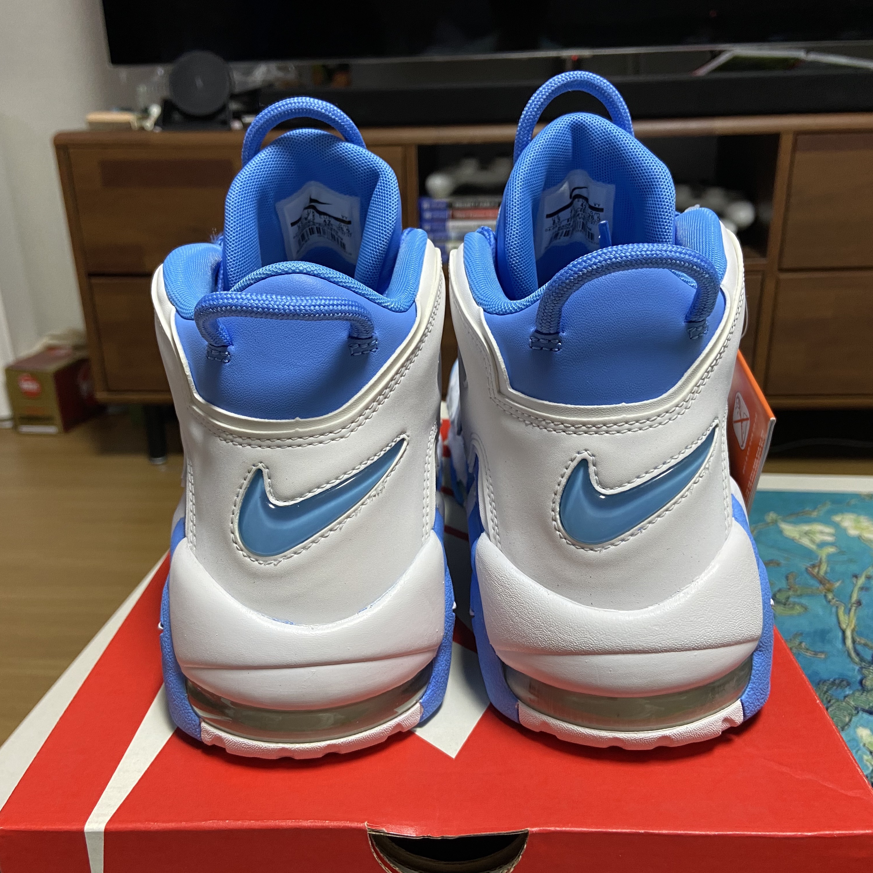 Nike Air More Uptempo University Blue 착용 스타일 - 3