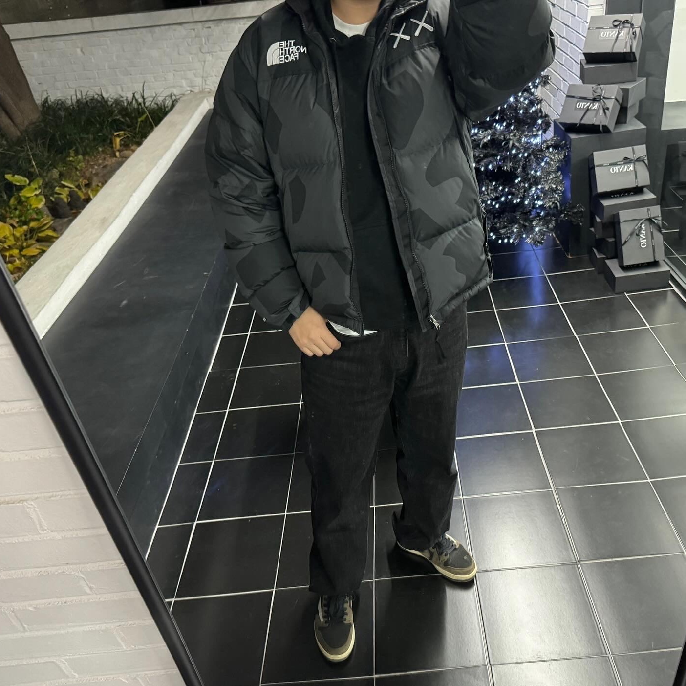 The North Face x Kaws Retro 1996 Nuptse Jacket Black Print - 22FW, Jordan 1 x Travis Scott Retro Low OG SP Mocha 착용 스타일