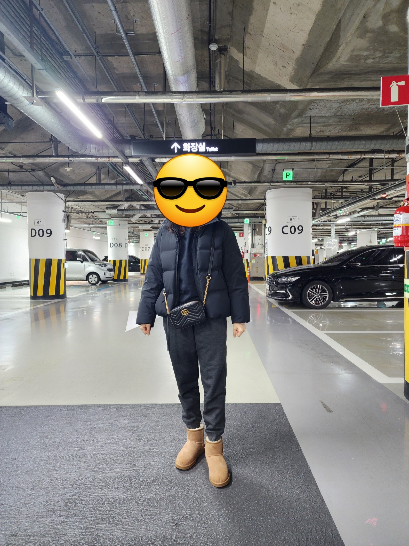 (W) UGG Classic Mini II Boots Chestnut, Gucci GG Marmont Matelasse Small Chain Shoulder Bag Black 착용 스타일