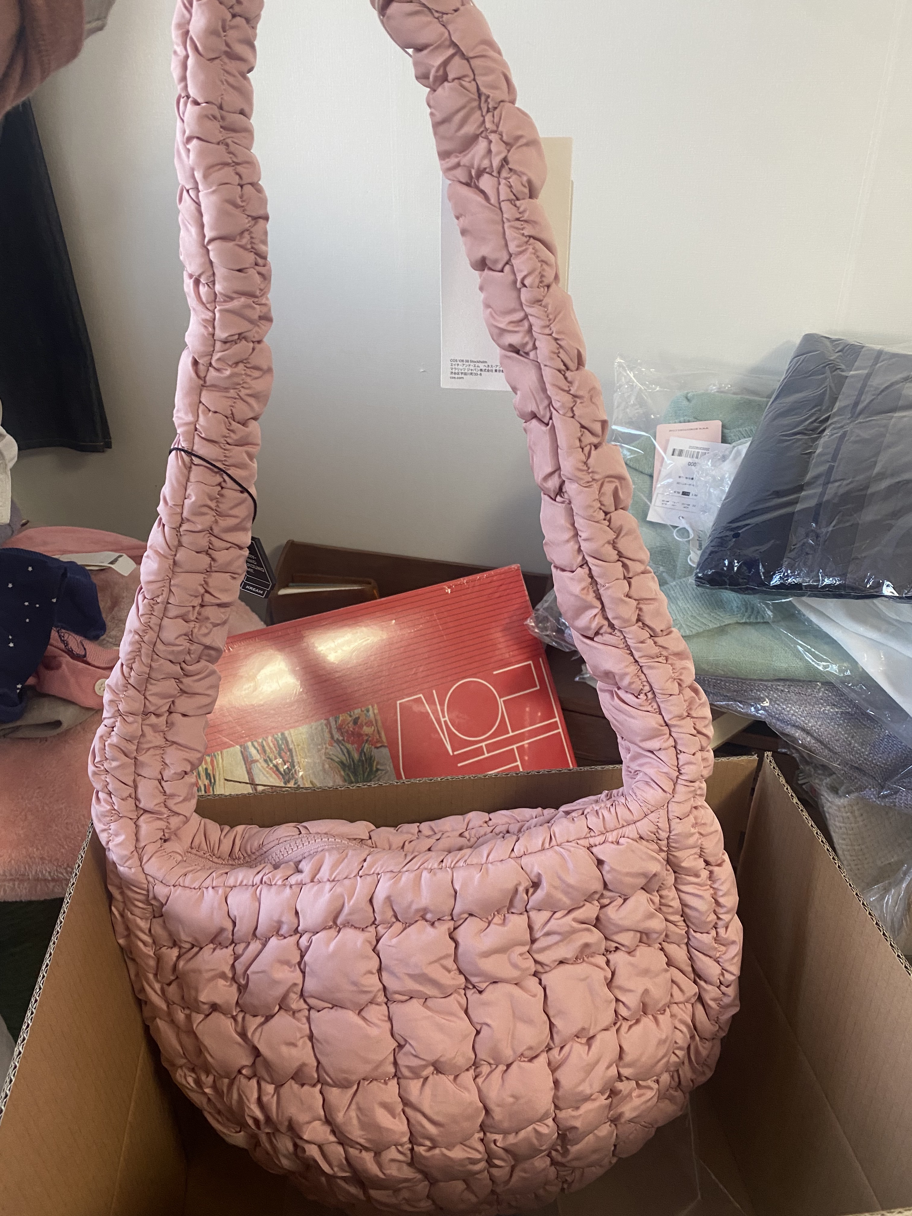 COS Quilted Messenger Bag Pink 착용 스타일 - 6