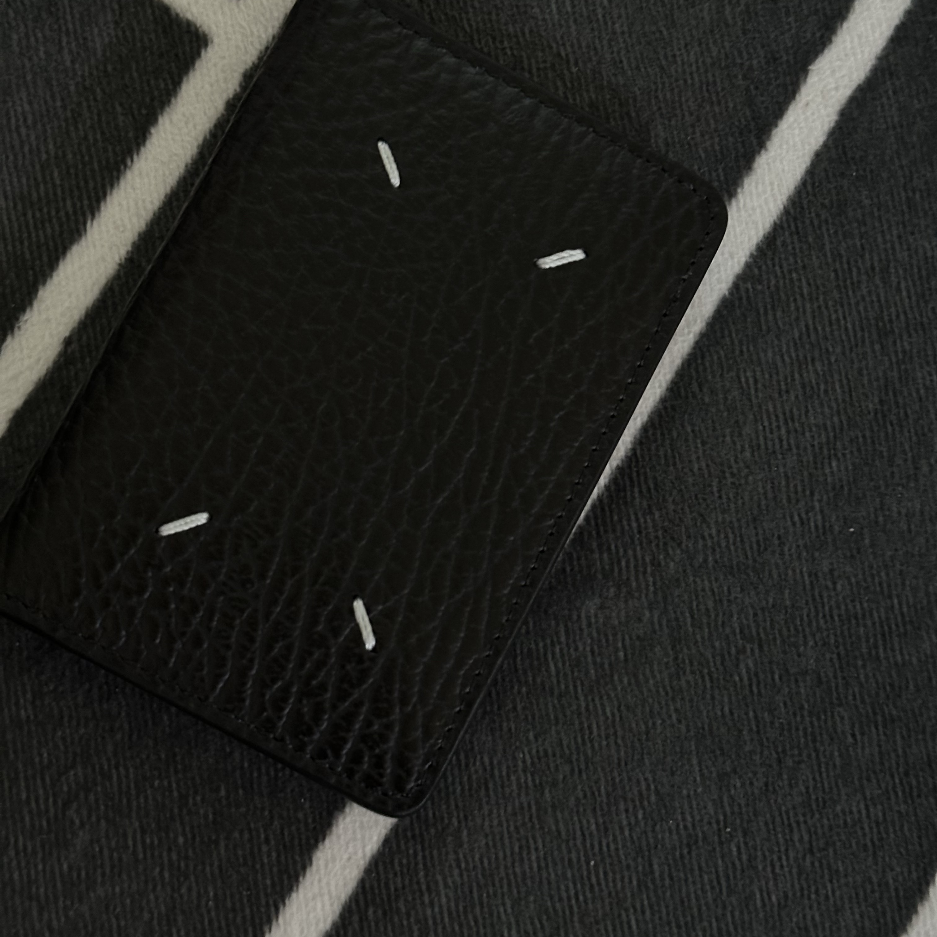 Maison Margiela Bovine Leather Card Holder Black 착용 스타일