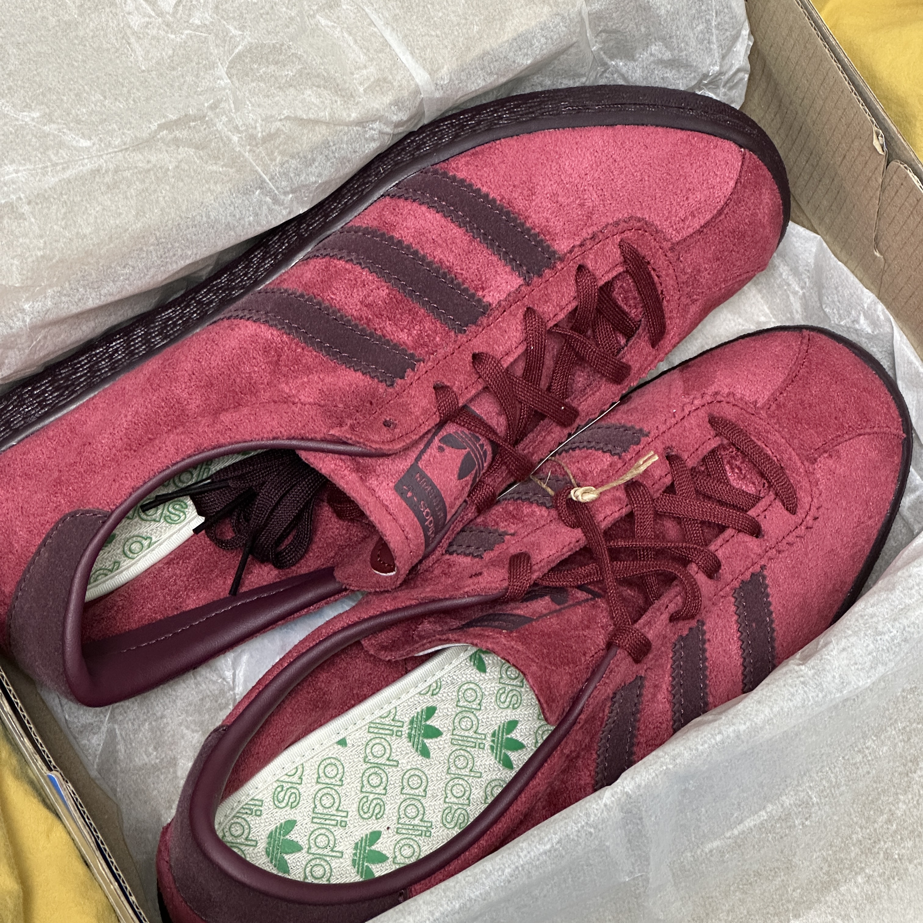 Adidas Tobacco Gruen Collegiate Burgundy 착용 스타일