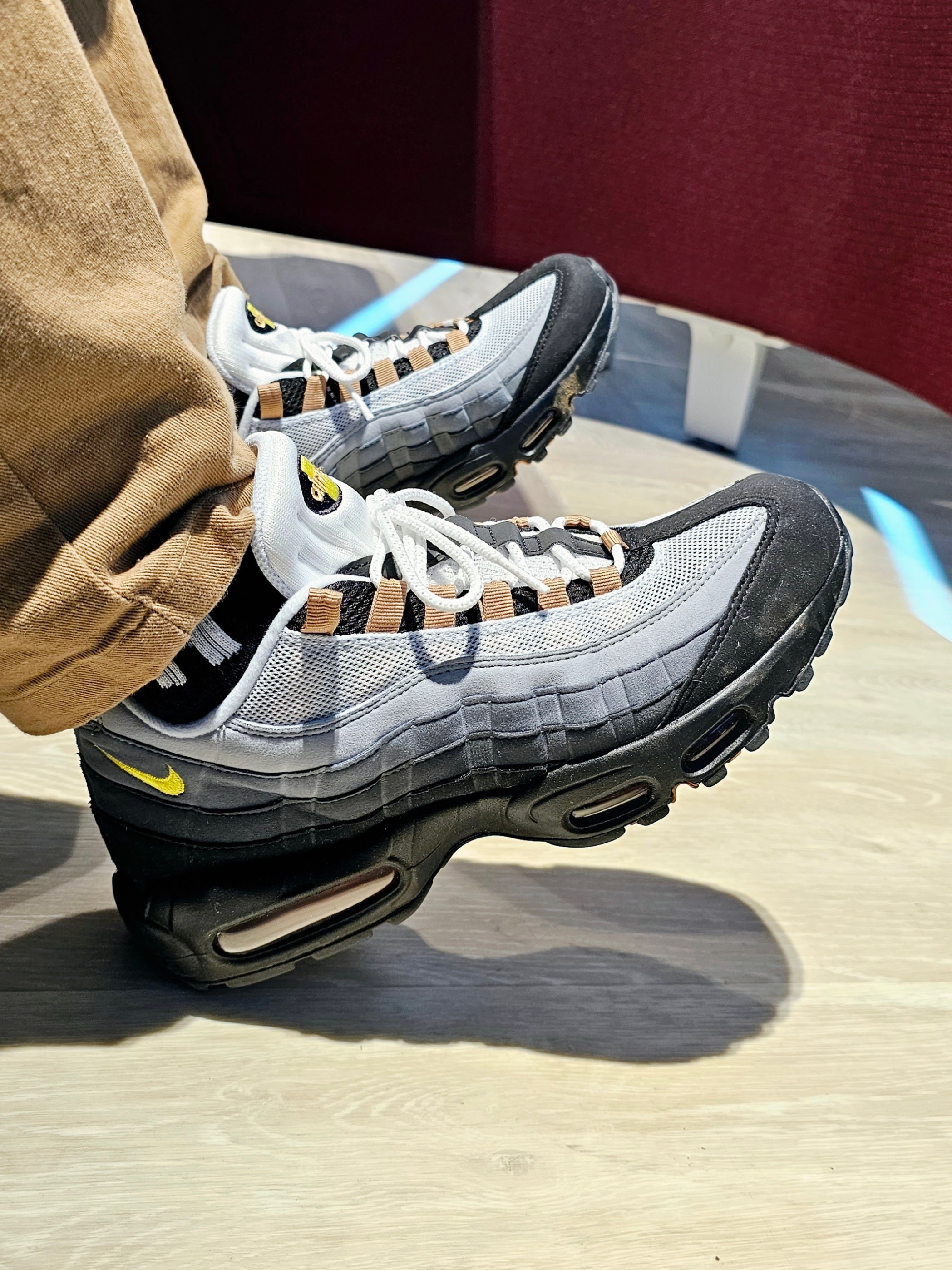 Nike Air Max 95 Wolf Grey Yellow Strike 착용 스타일 - 1