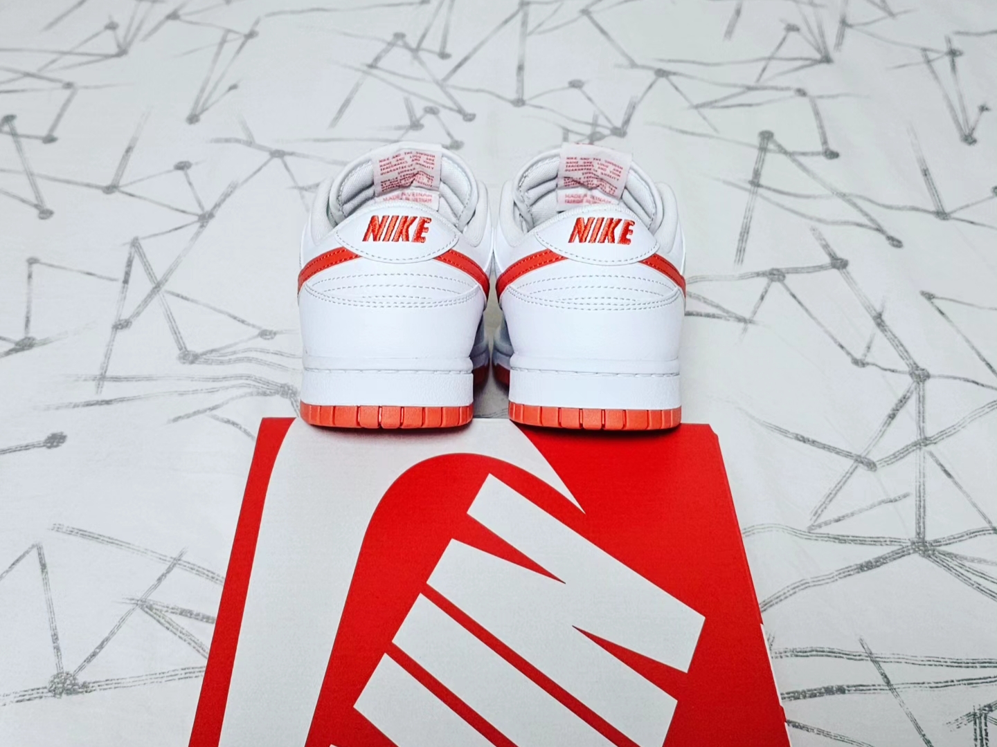 Nike Dunk Low Retro White Picante Red 착용 스타일 - 5