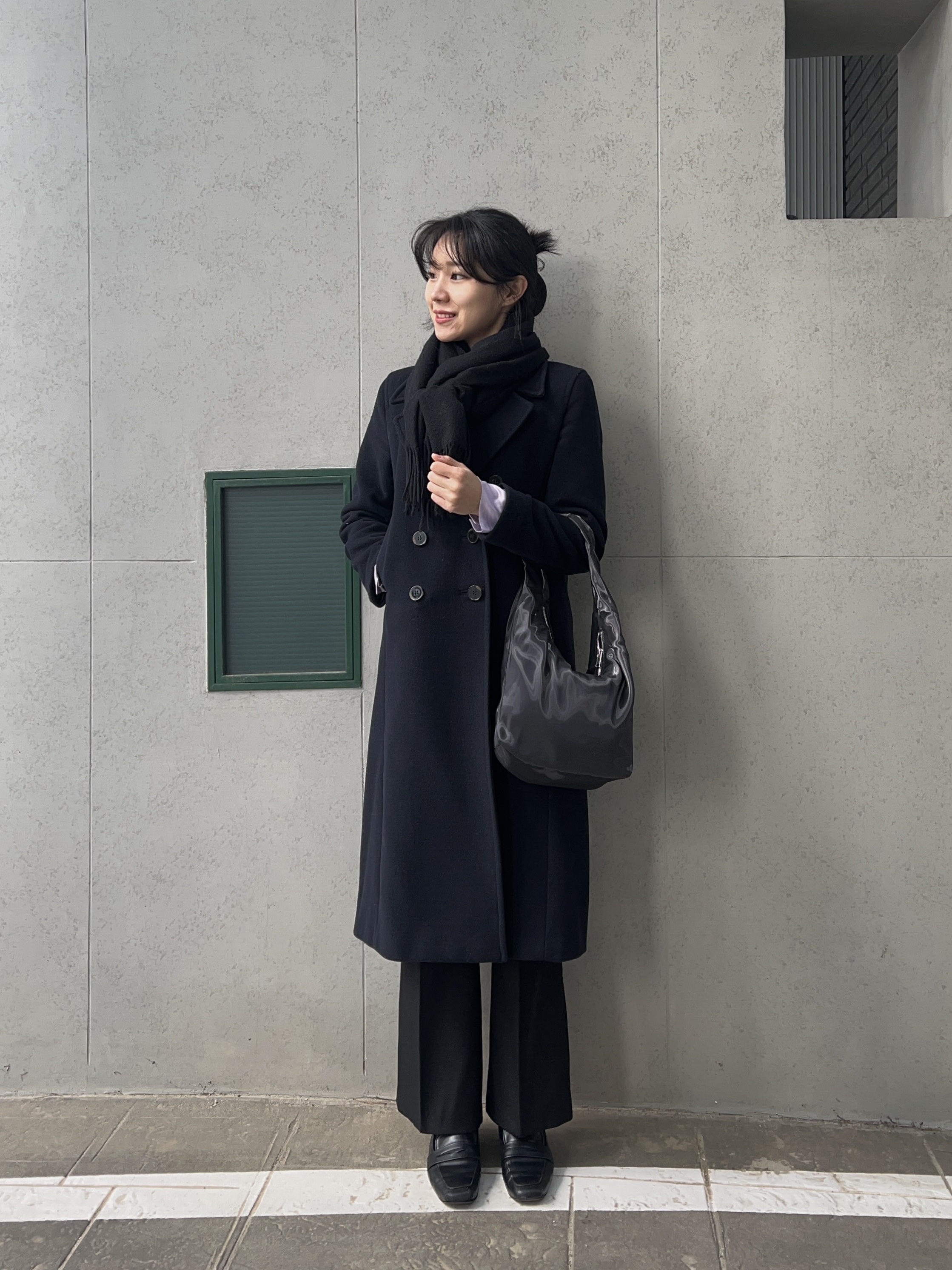 COS Mini High-Shine Shoulder Bag Navy 착용 스타일 - 1