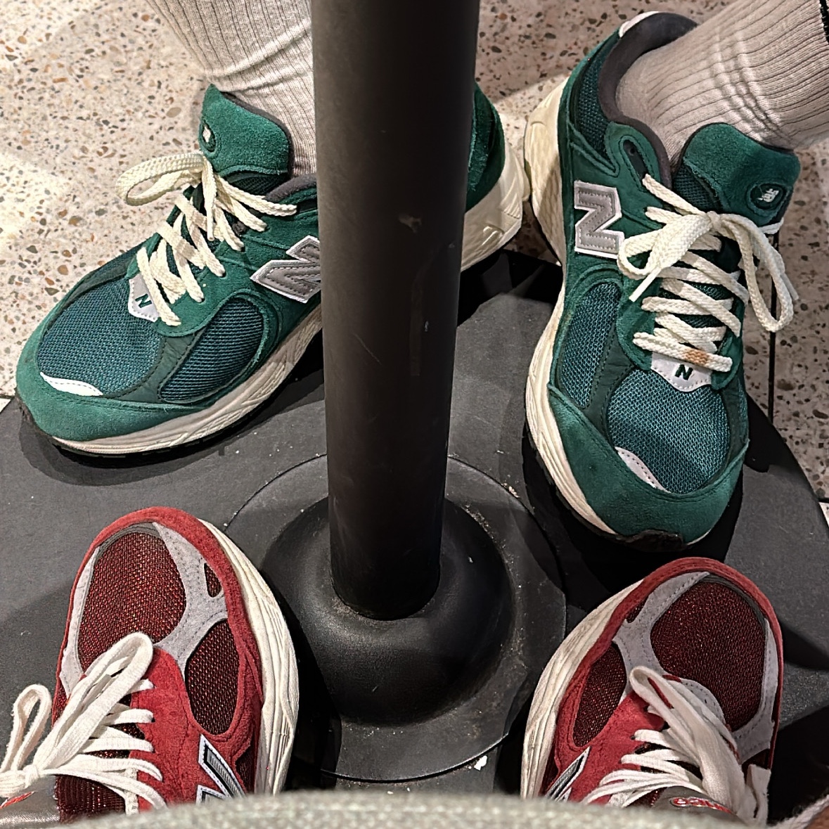 New Balance 990v3 Made in USA Scarlet Marblehead 착용 스타일
