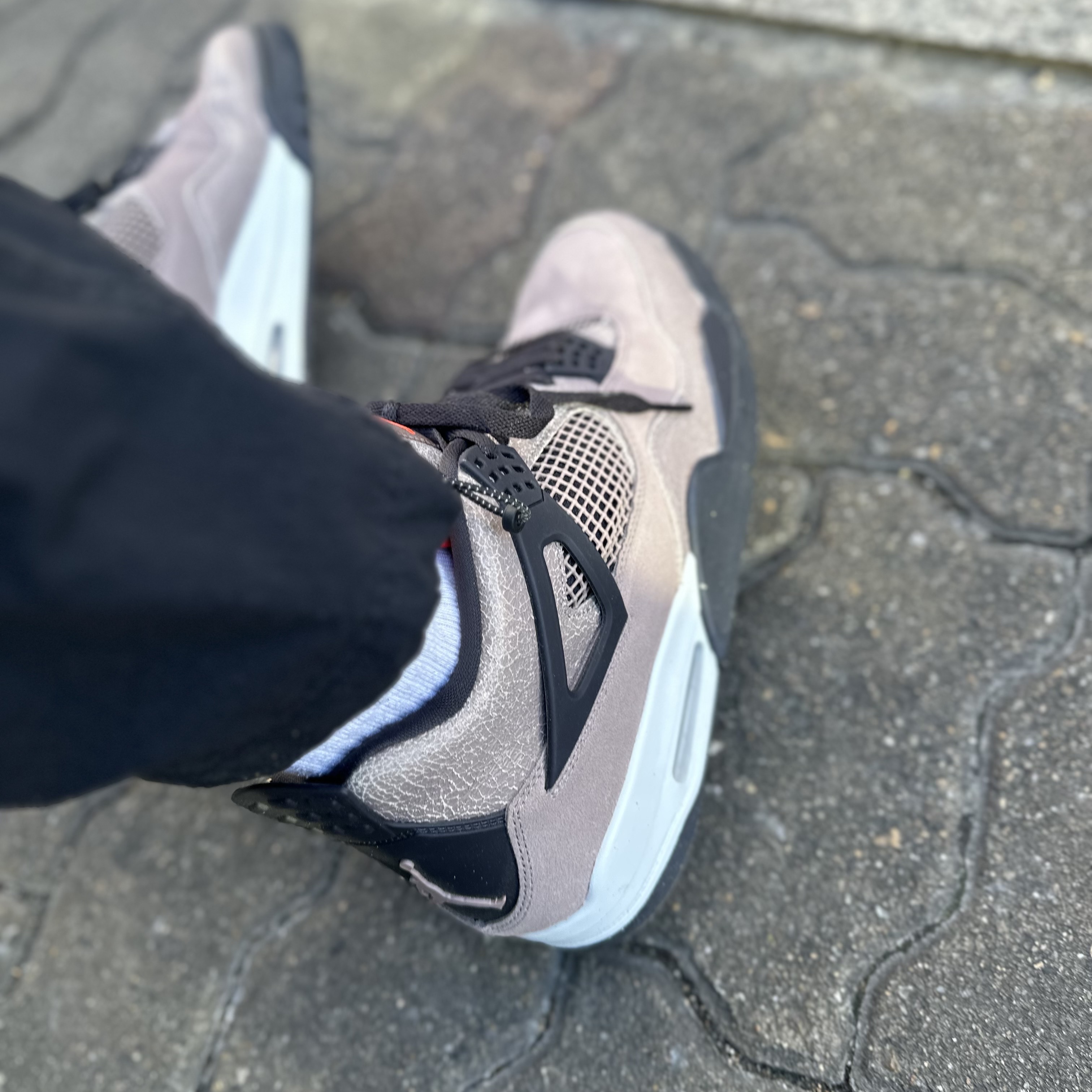 Jordan 4 Retro Taupe Haze 착용 스타일 - 3