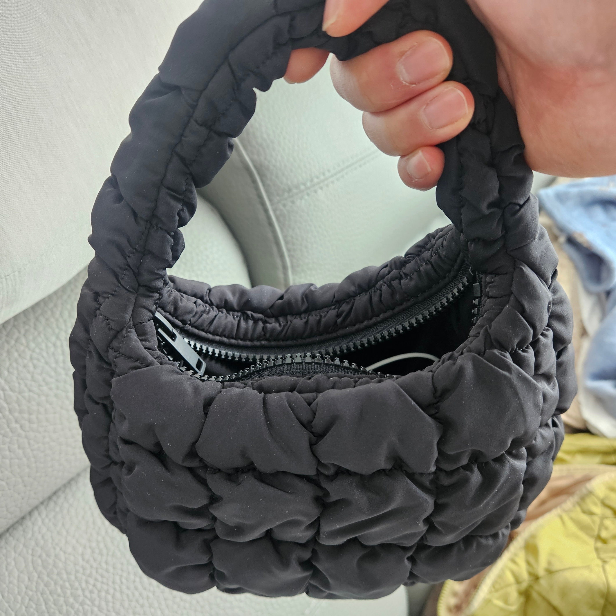COS Quilted Messenger Bag Black 착용 스타일