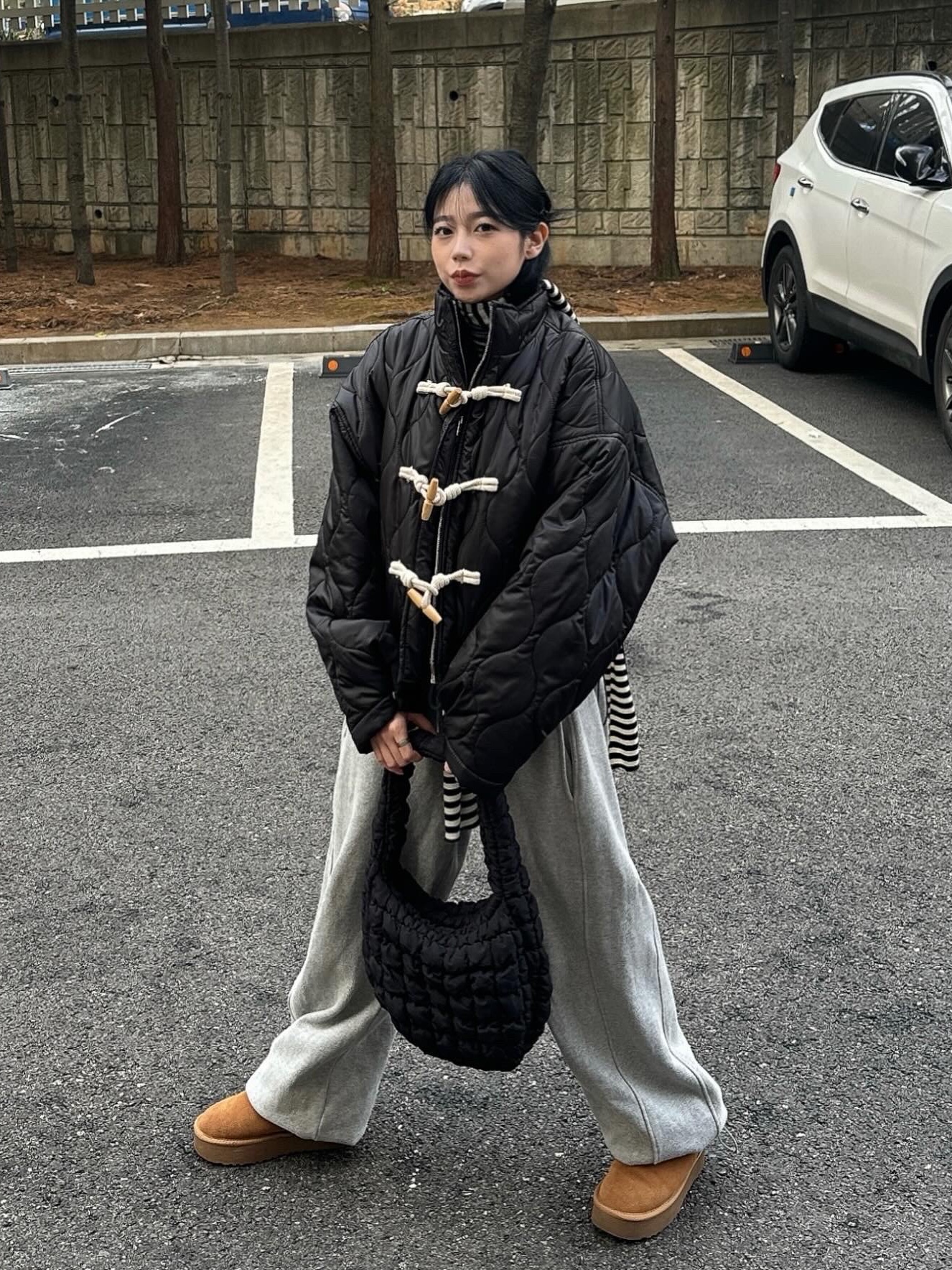 COS Quilted Mini Bag Black 착용 스타일 - 1