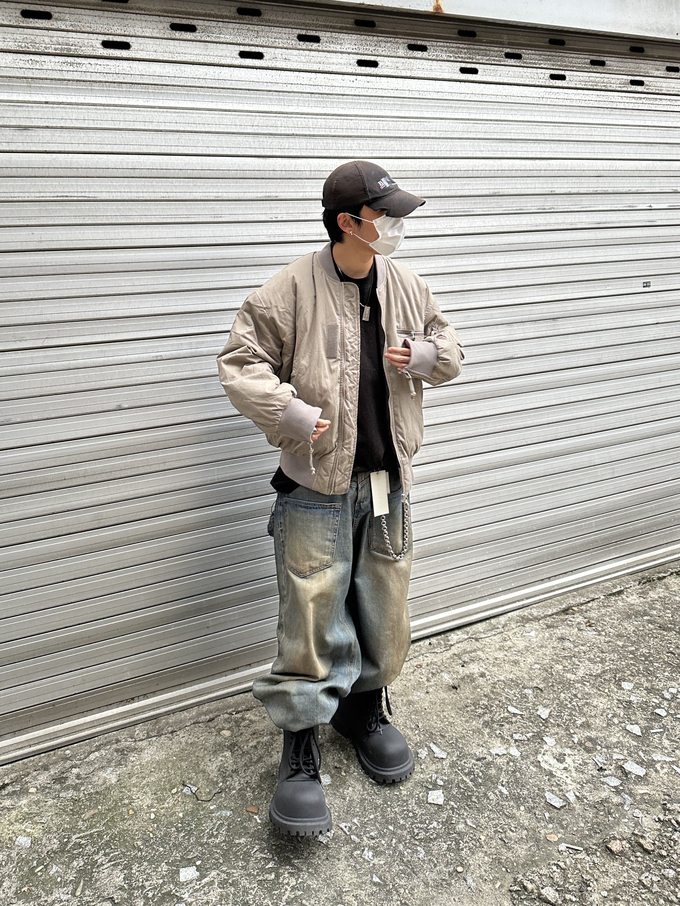 Grailz Multi Zipper Bomber Jacket Taupe, Project G/R Backward Denim Pants Blue 착용 스타일 - 3