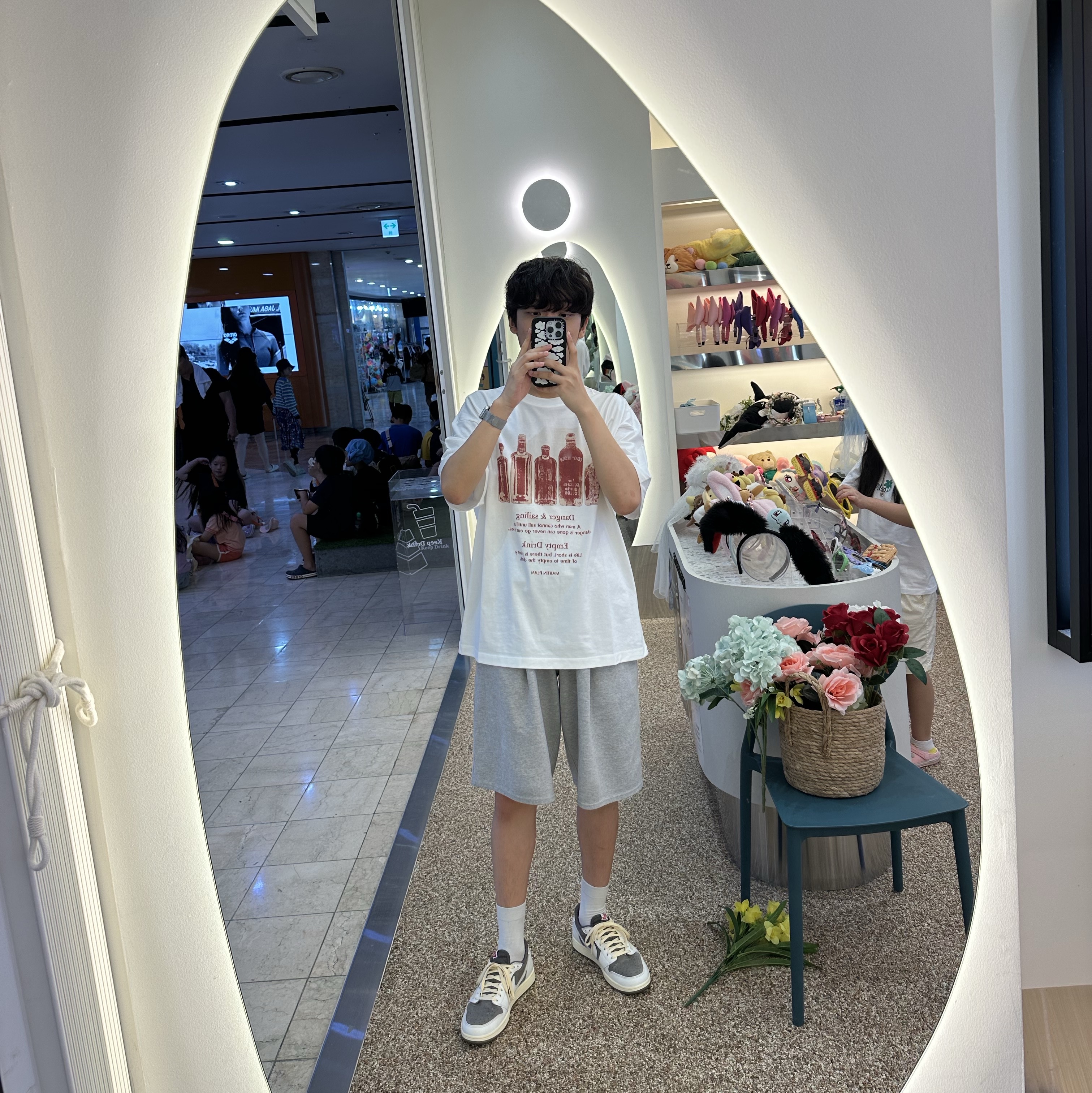 Nike Air Force 1 '07 Low White, Jordan 1 x Travis Scott Retro Low OG SP Sail and Ridgerock 착용 스타일 - 2