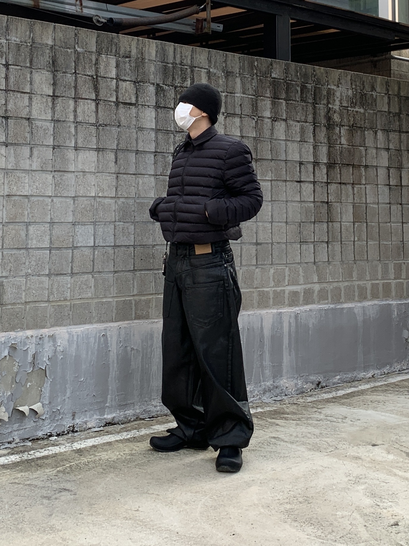 Balenciaga Arena Lambskin Aged Silver Hardware Le Cagole XS Flap Bag Black, Project G/R Coated Backward Denim Pants Black 착용 스타일 - 4