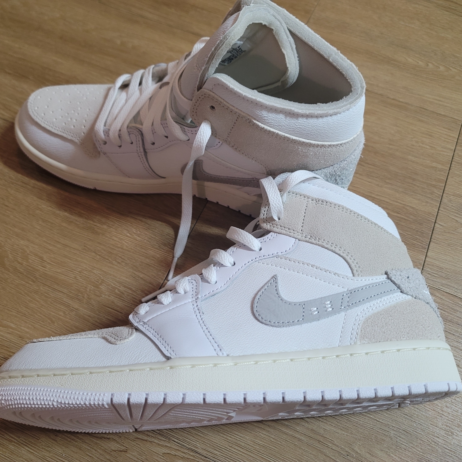 Jordan 1 Mid SE Craft White Light Orewood Brown 착용 스타일 - 1