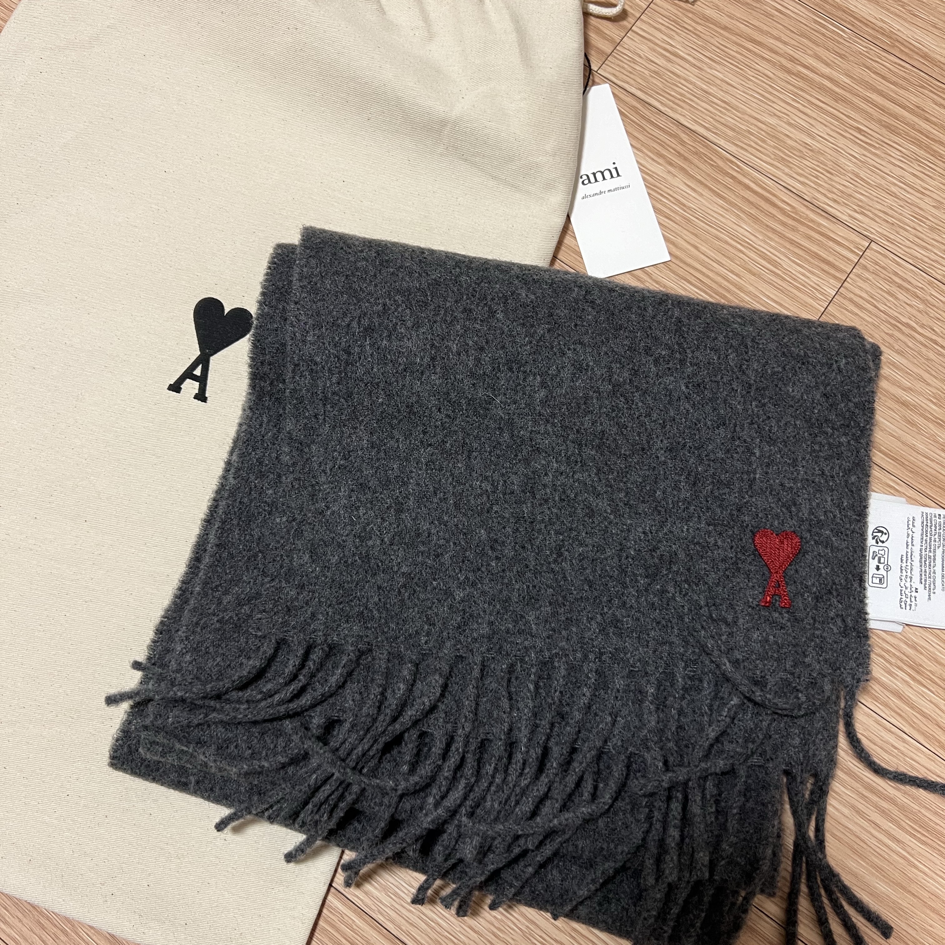 AMI de Coeur Muffler Dark Grey 착용 스타일