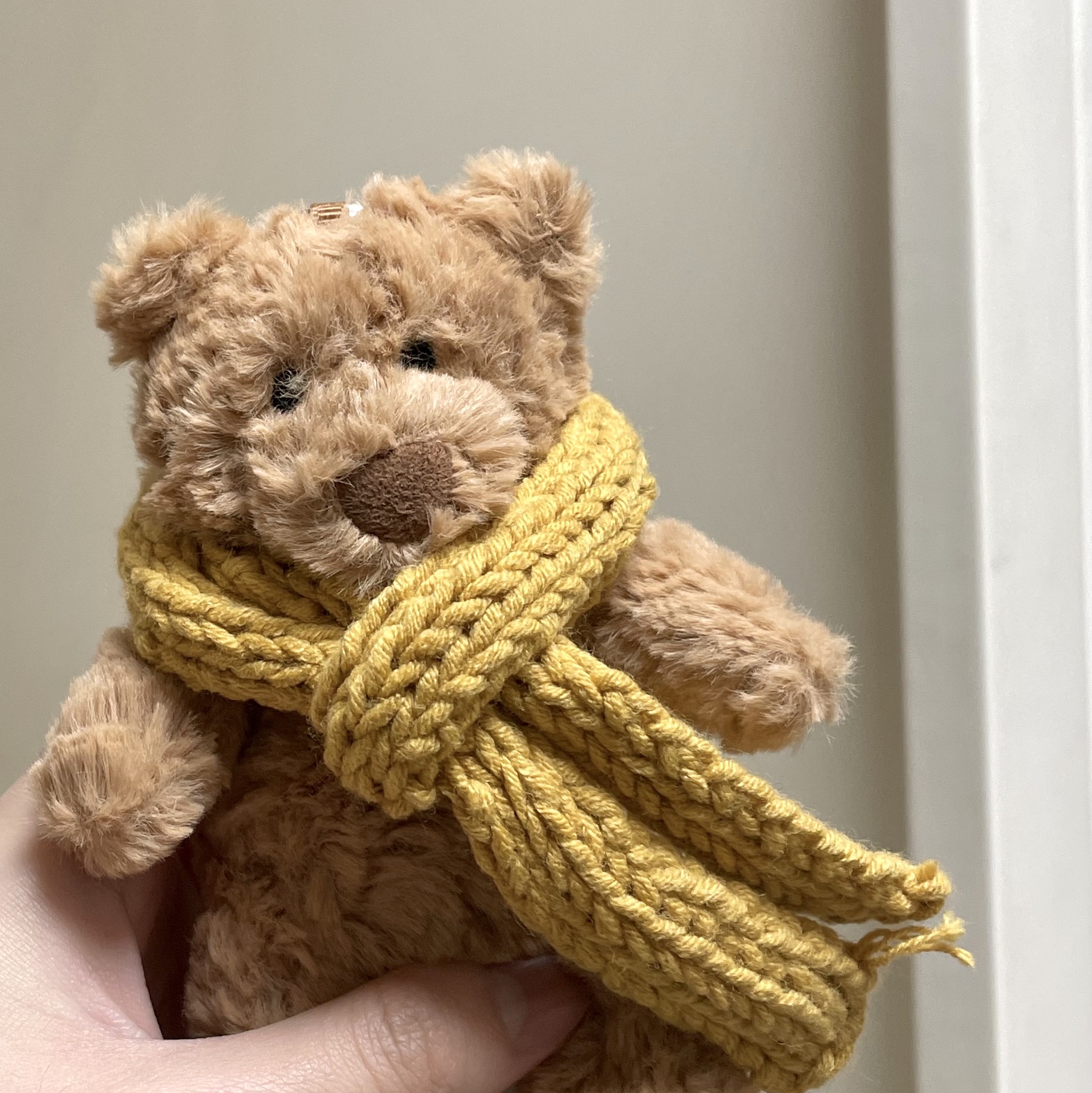Jellycat Bartholomew Bear Bag Charm Brown 착용 스타일