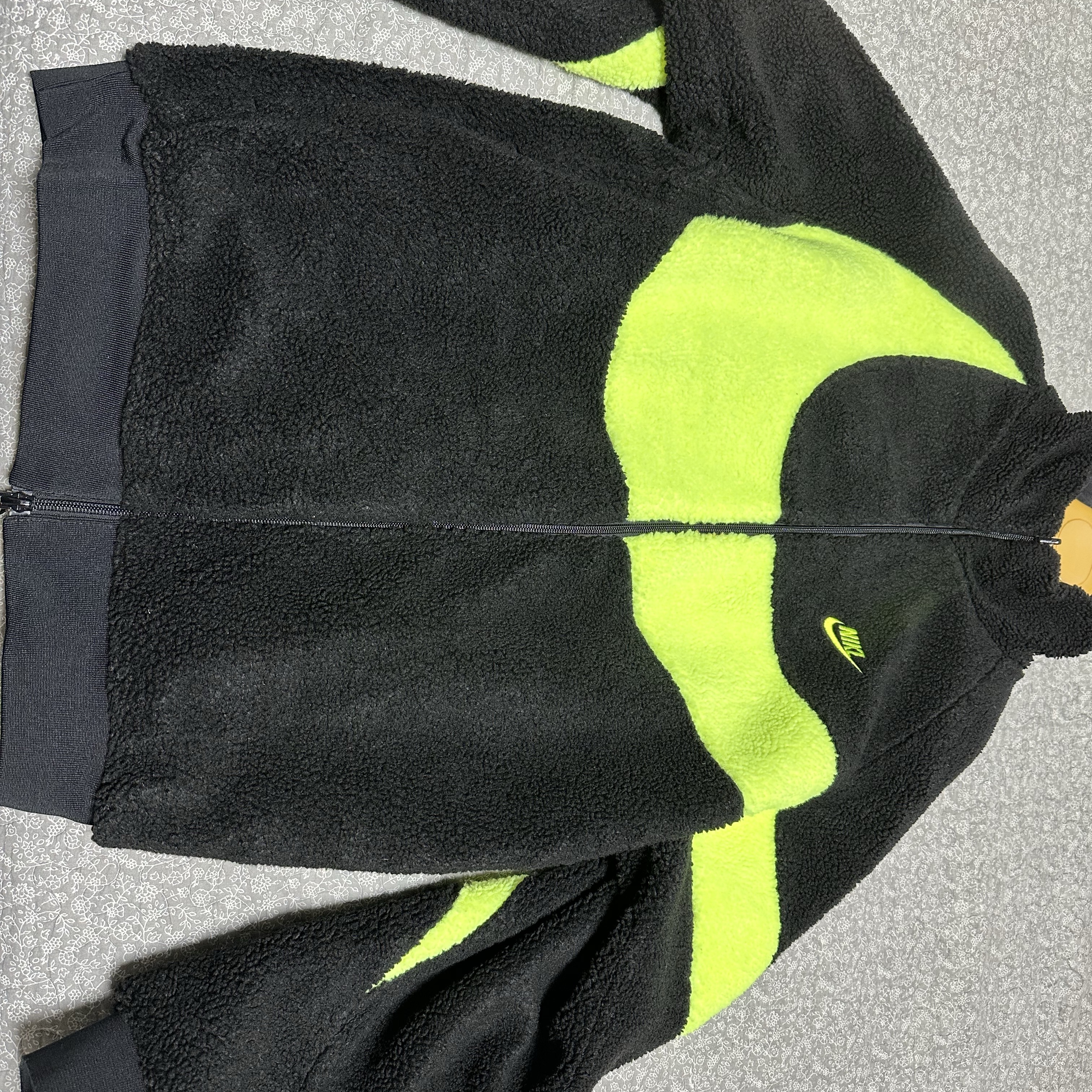 Nike Big Swoosh Full Zip Jacket Black Volt 착용 스타일