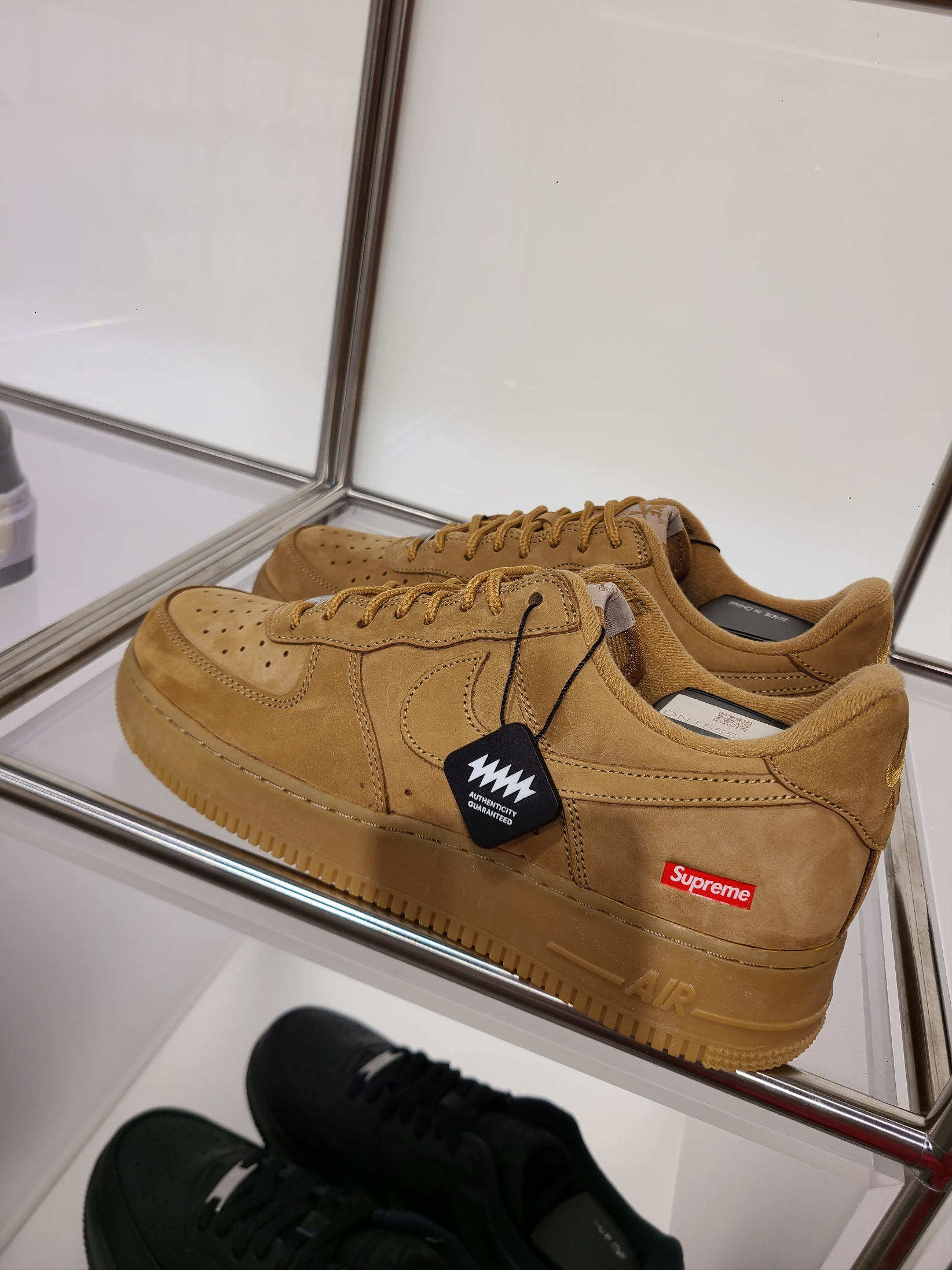 Nike x Supreme Air Force 1 Low Flax, Jordan 4 Retro OG White Cement 2016 착용 스타일 - 1
