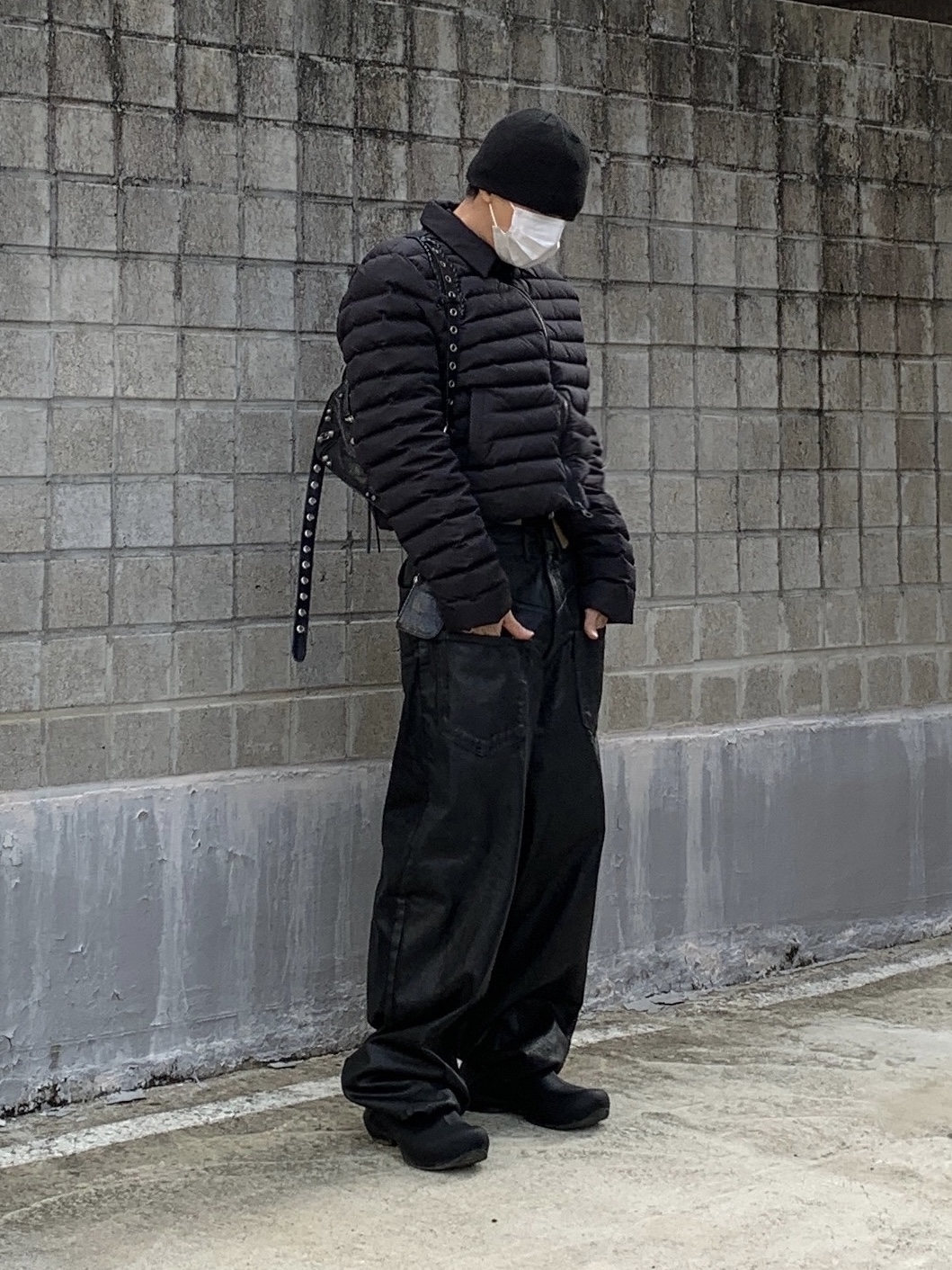 Balenciaga Arena Lambskin Aged Silver Hardware Le Cagole XS Flap Bag Black, Project G/R Coated Backward Denim Pants Black 착용 스타일 - 1
