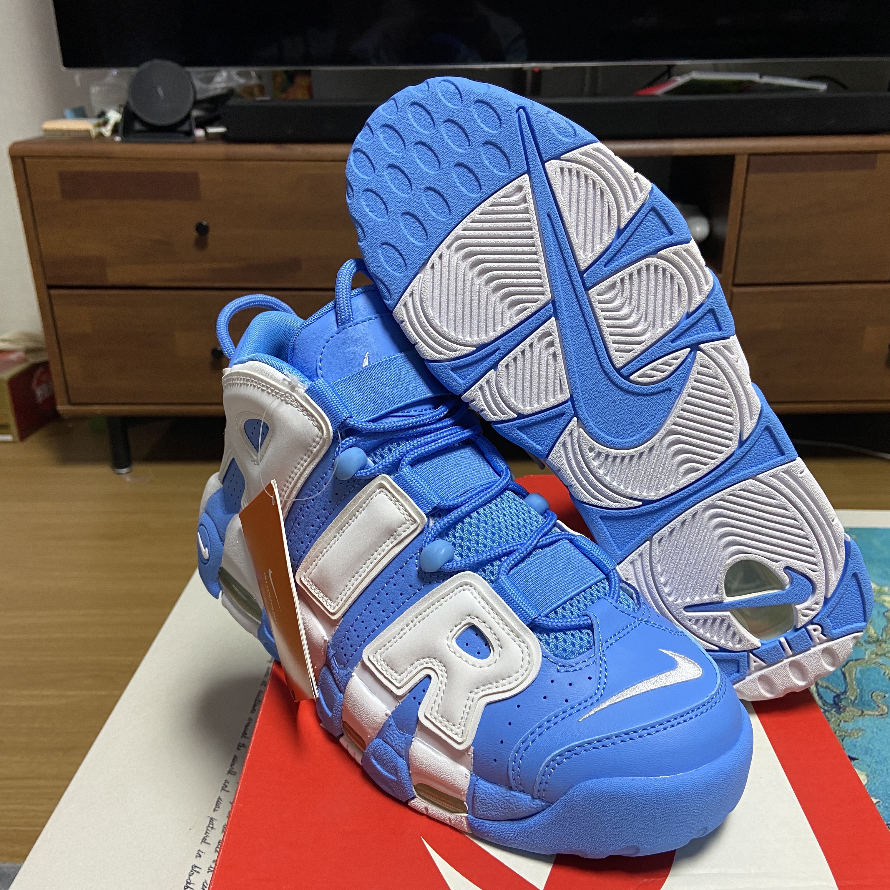 Nike Air More Uptempo University Blue 착용 스타일 - 4