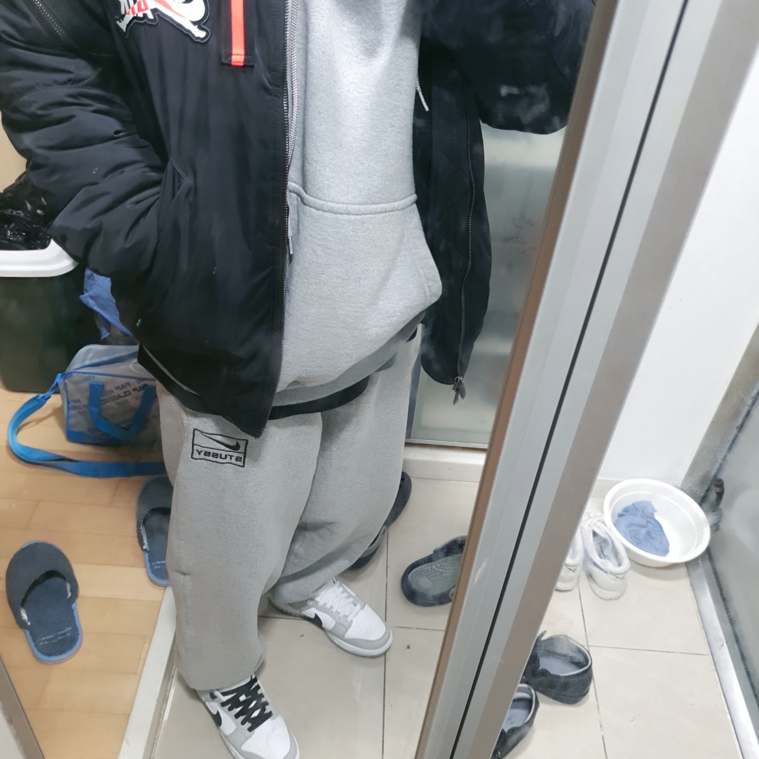 Nike x Stussy NRG Fleece Pants Dark Grey Heather (DO9340-063), Nike Dunk Low Retro SE Jackpot Grey Fog 착용 스타일 - 2