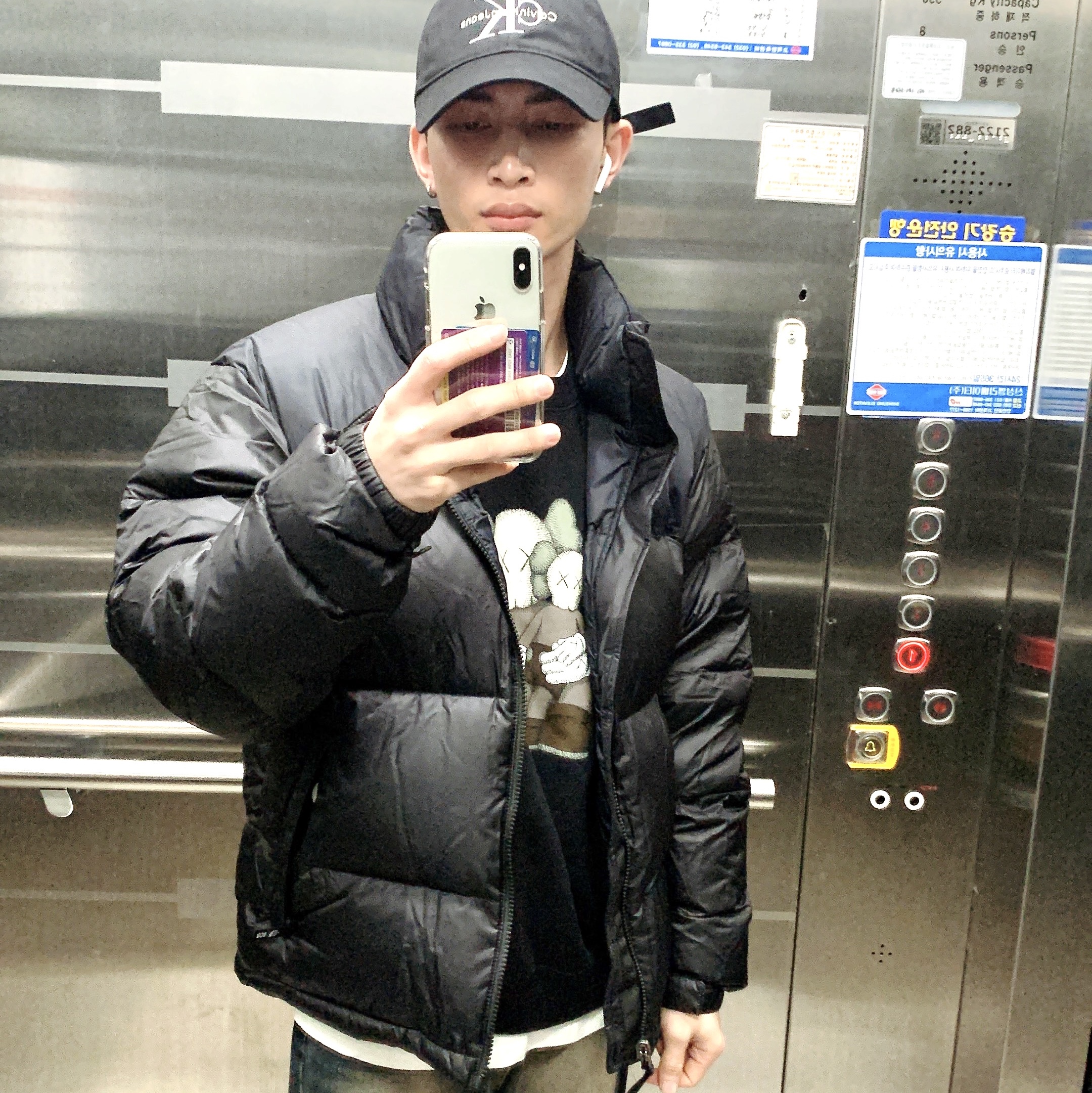 The North Face 1996 Eco Nuptse Jacket Black, Calvin Klein CKJ Monogram Embroidery Ball Cap Black 착용 스타일