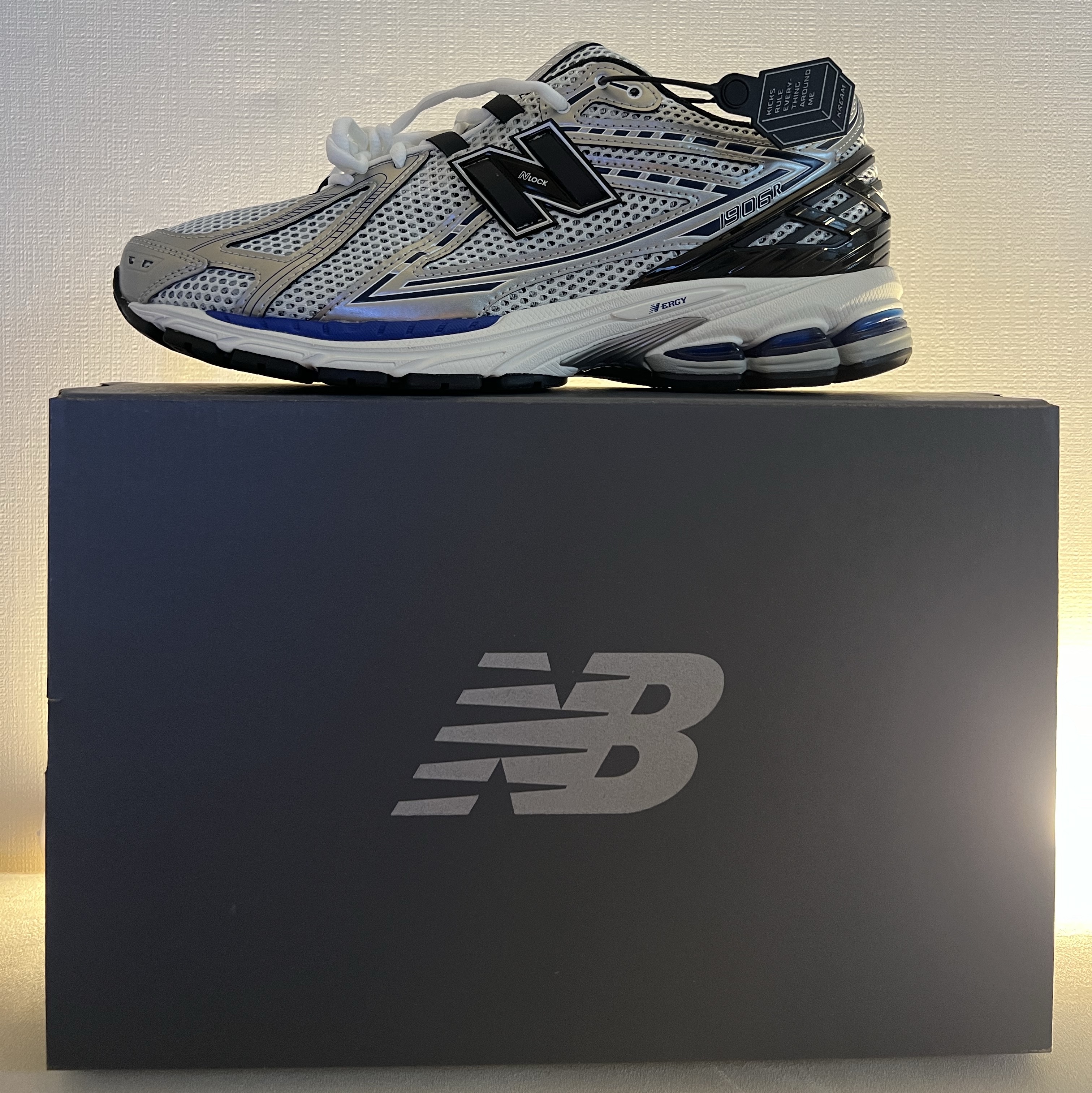 New Balance 1906R Silver Metallic 착용 스타일 - 1