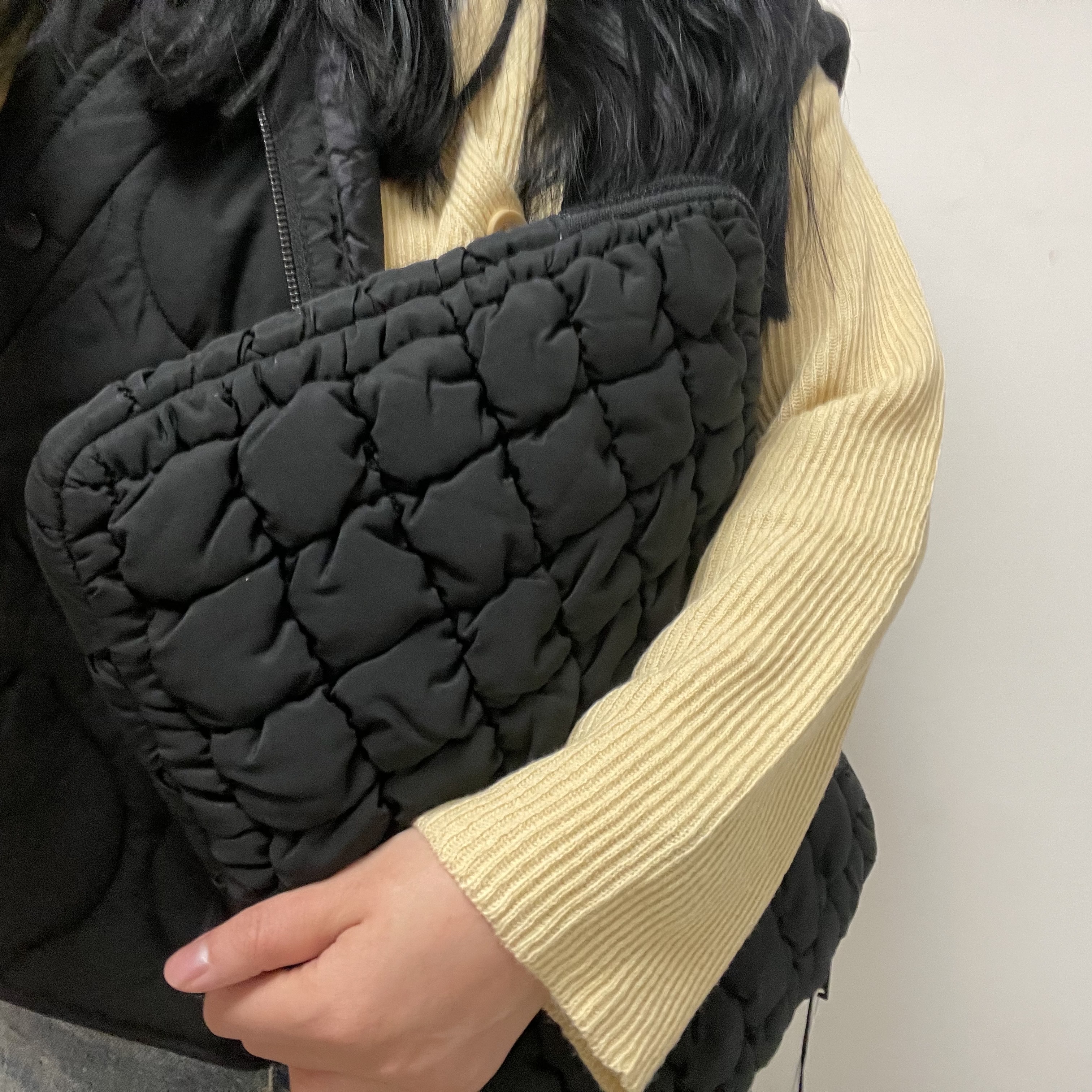 Cos Quilted  Laptop Case Black 착용 스타일 - 2