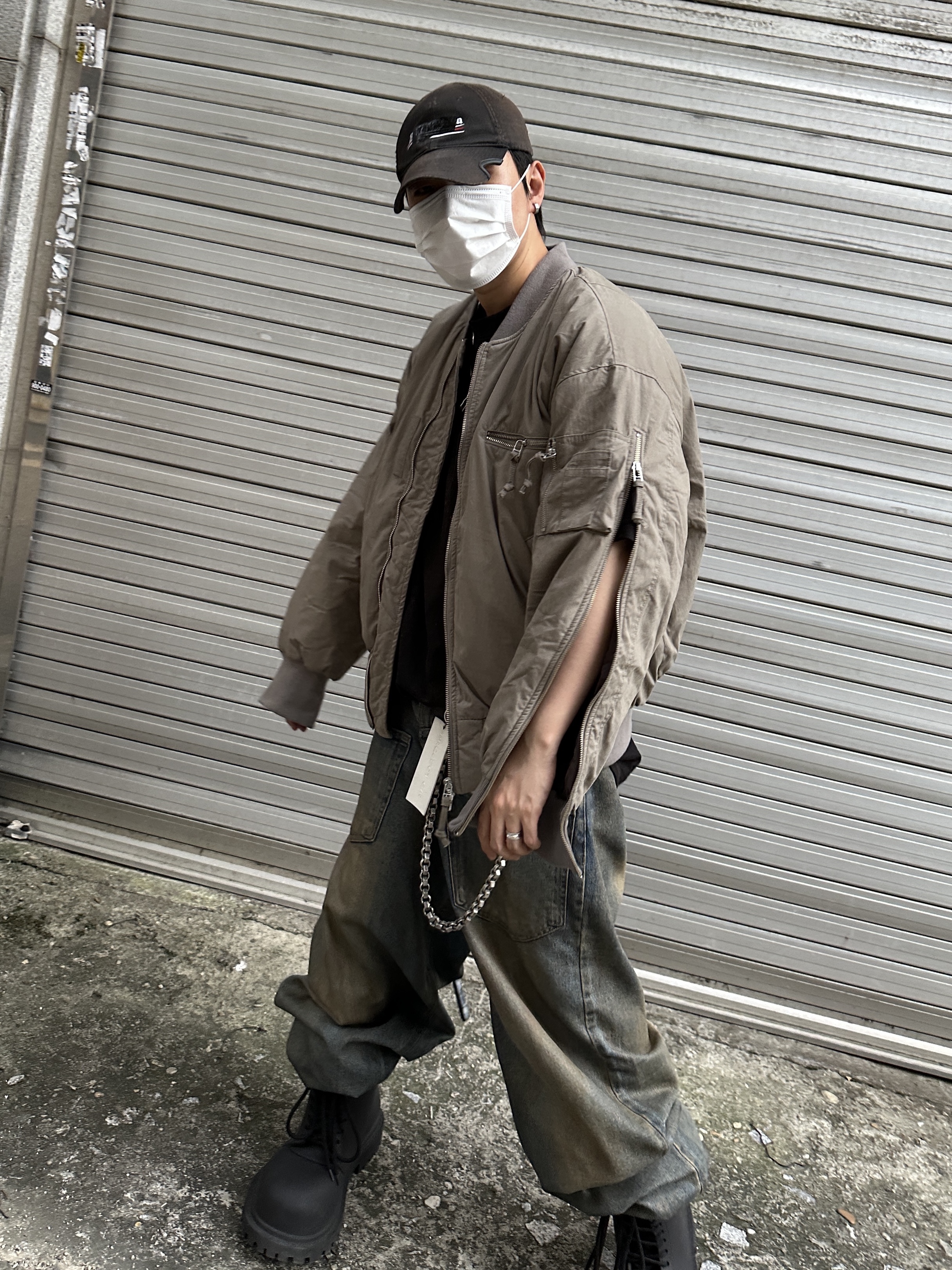 Grailz Multi Zipper Bomber Jacket Taupe, Project G/R Backward Denim Pants Blue 착용 스타일 - 2