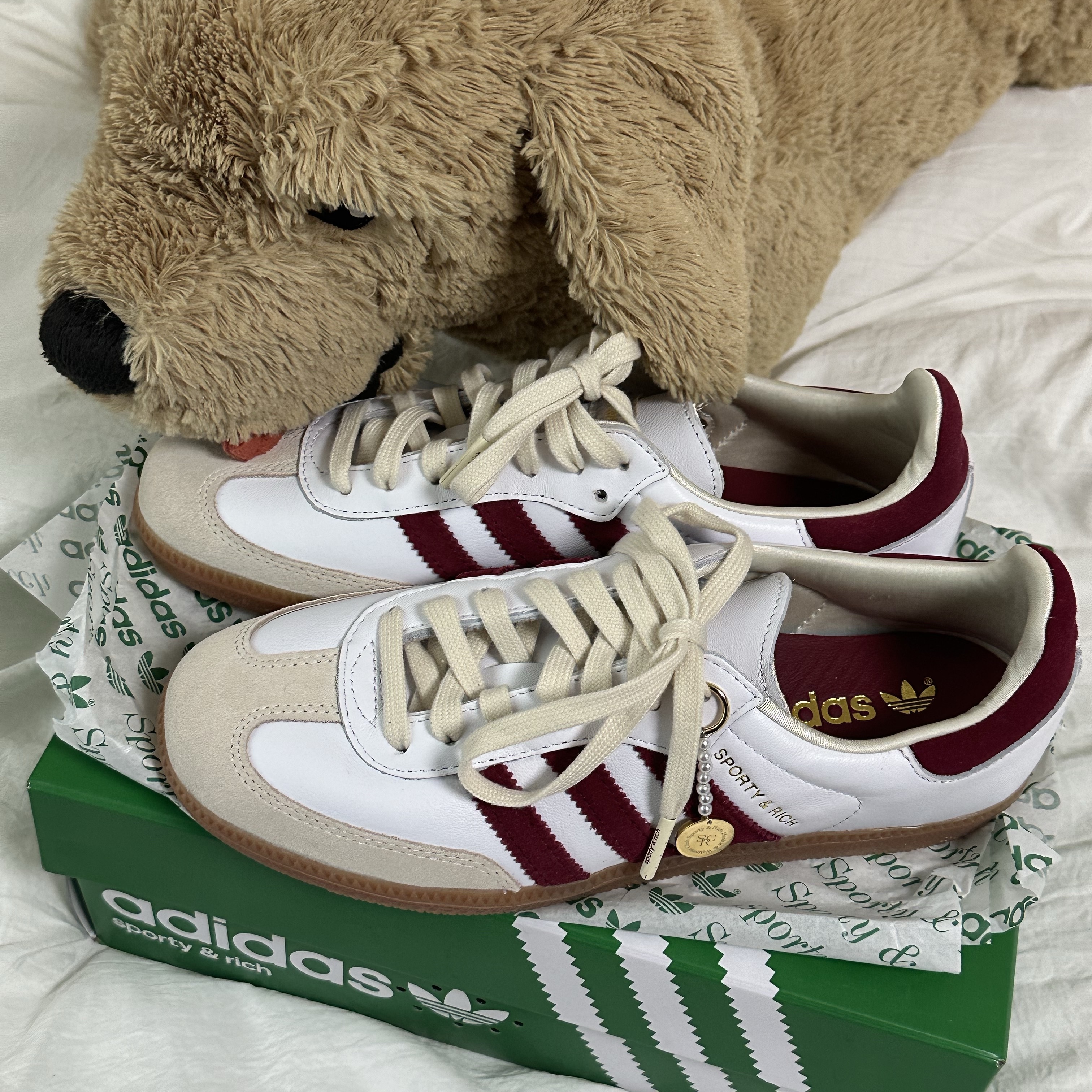 Adidas x Sporty & Rich Samba OG Cloud White Collegiate Burgundy 착용 스타일 - 1
