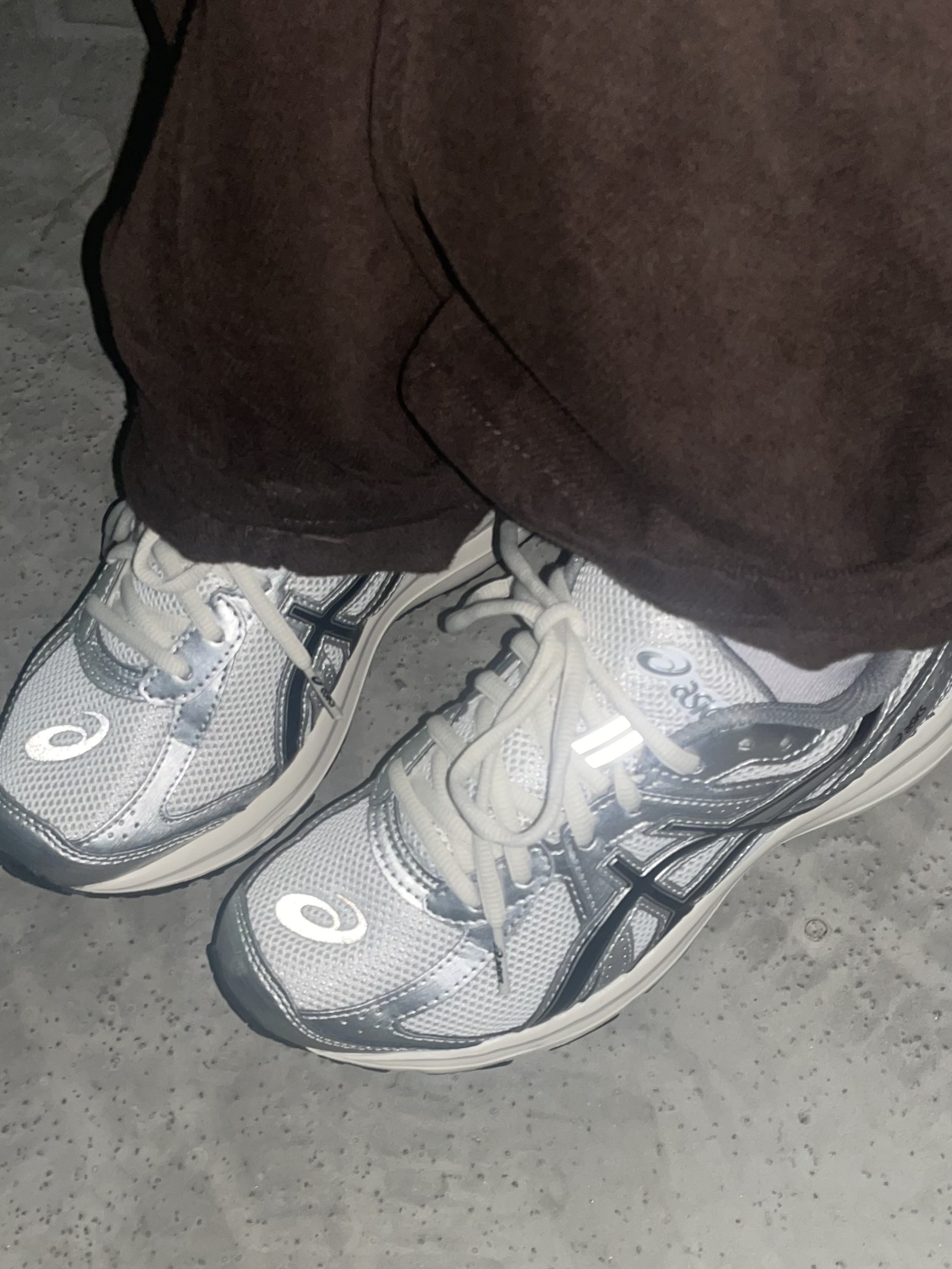 Asics Jog 100 S White Black - 2E Wide 착용 스타일 - 4