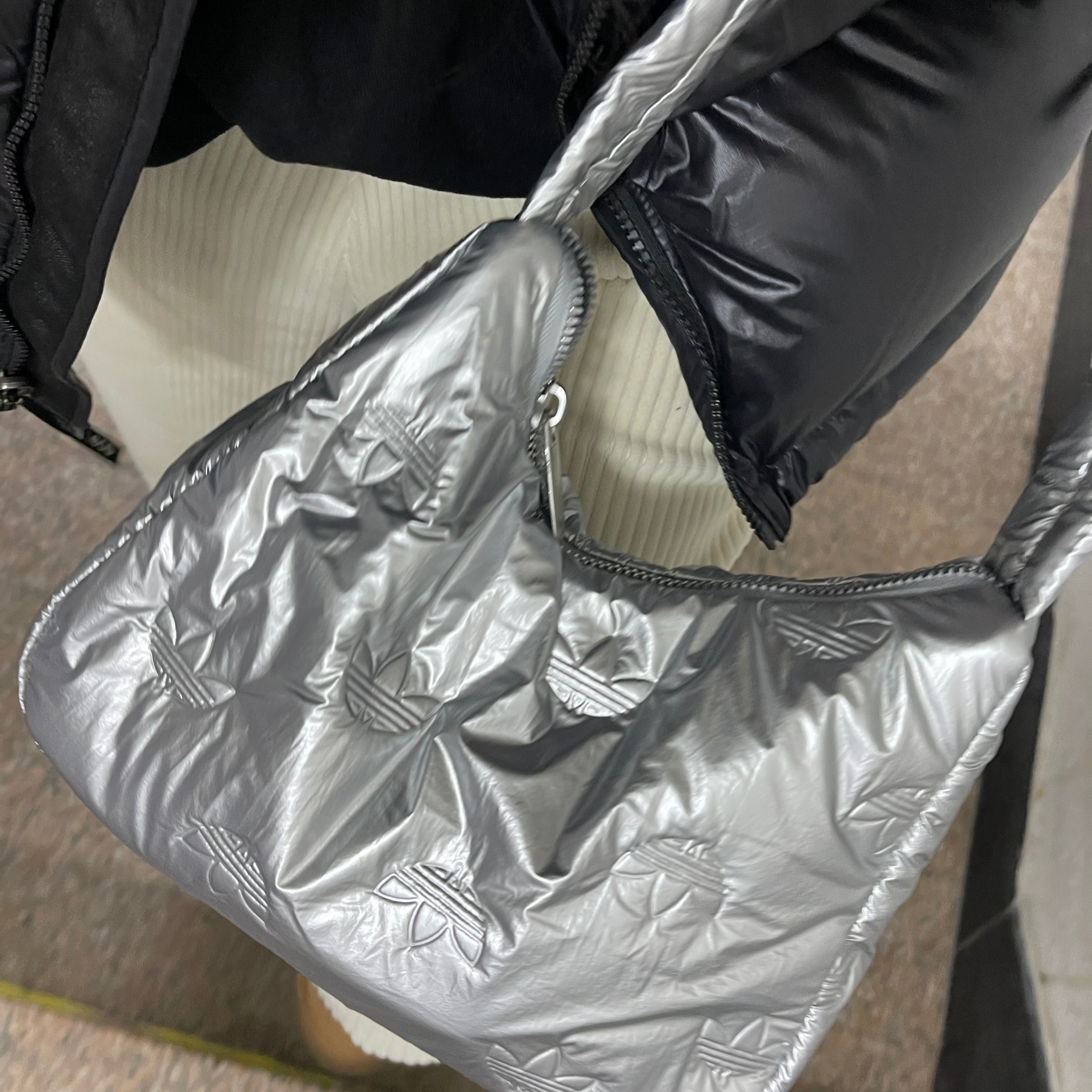 Adidas Puffy Satin Mini Shoulder Bag Silver Metallic 착용 스타일 - 2