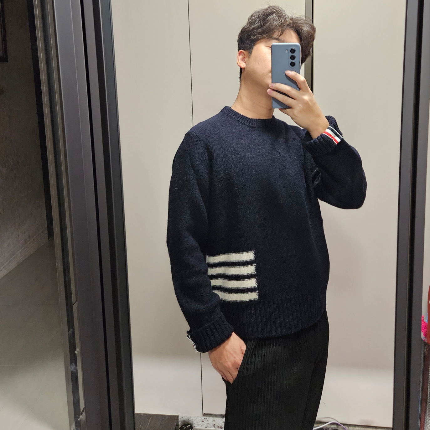 Thom Browne Jersey Stitch Donegal 4-Bar Crew Neck Pullover Navy, Homme Plisse Issey Miyake Straight Basics Pants Black 착용 스타일 - 4