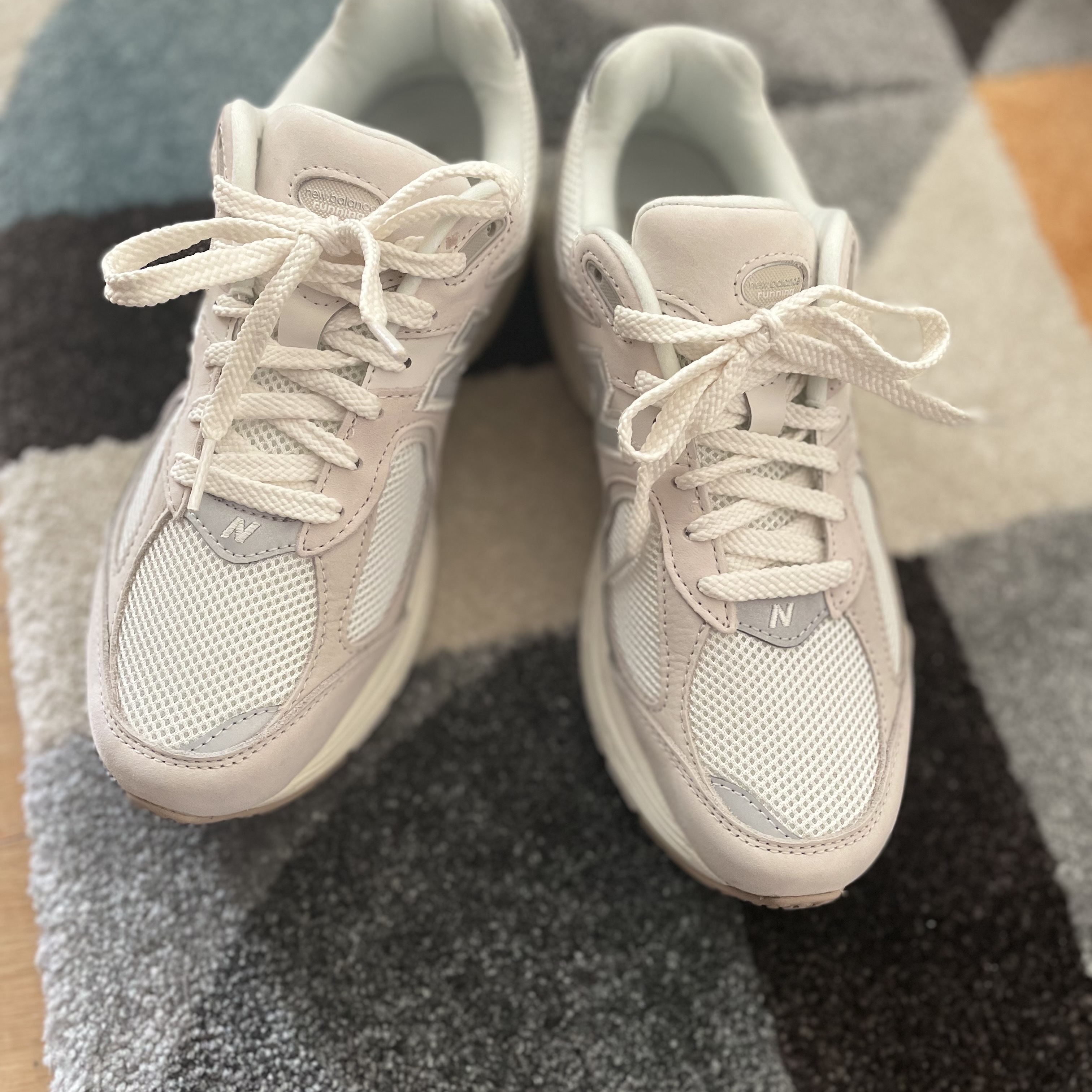 New Balance 2002R White Ivory 착용 스타일