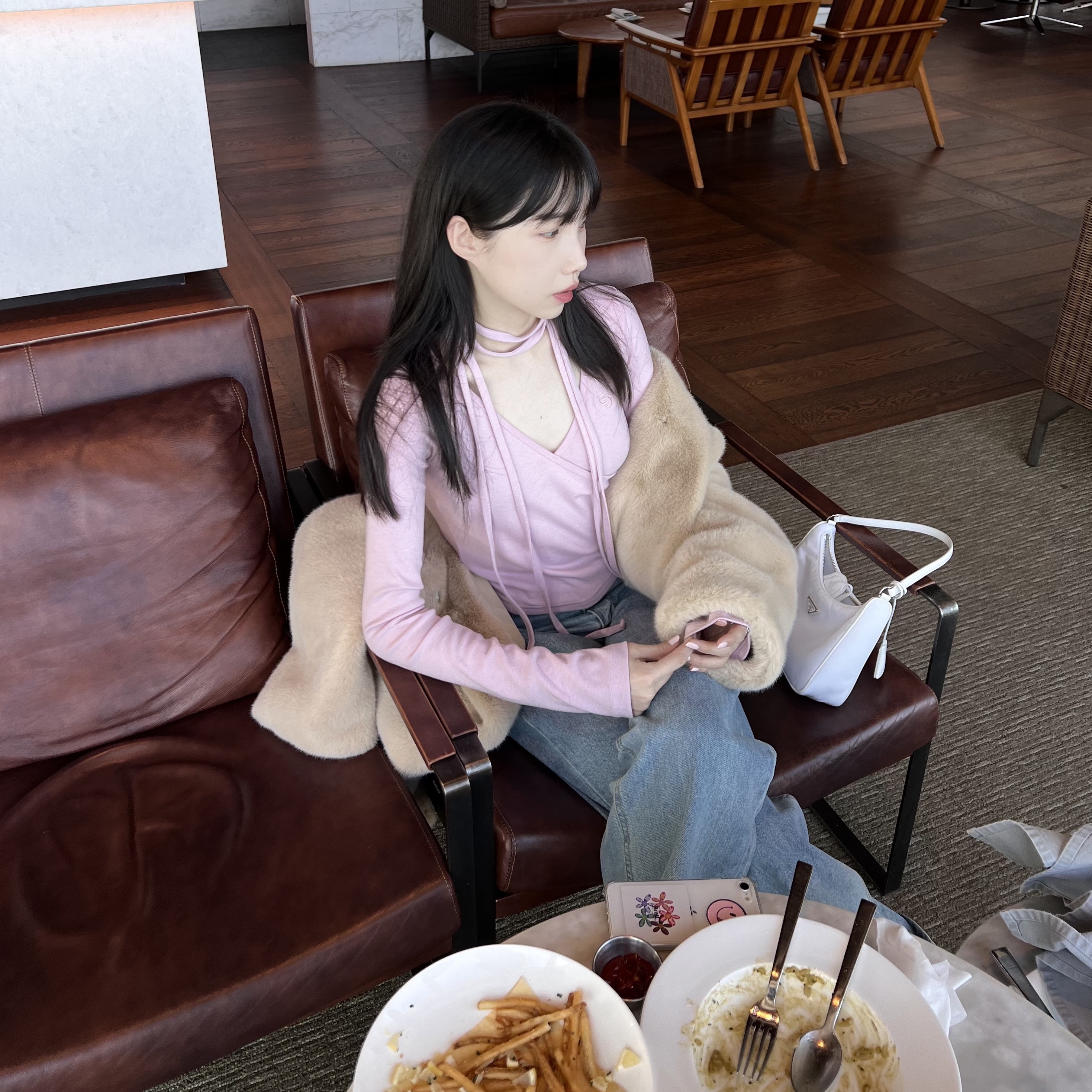 Adidas Samba Vegan White Black, Prada Re-Edition 2005 Re-Nylon Mini Bag White 착용 스타일 - 1