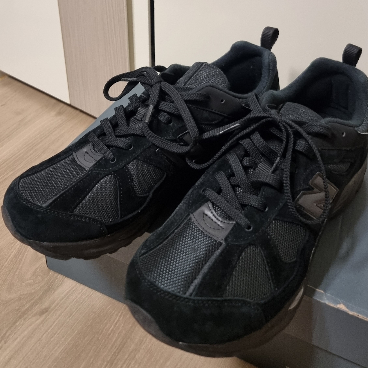 New Balance 878 Triple Black 착용 스타일