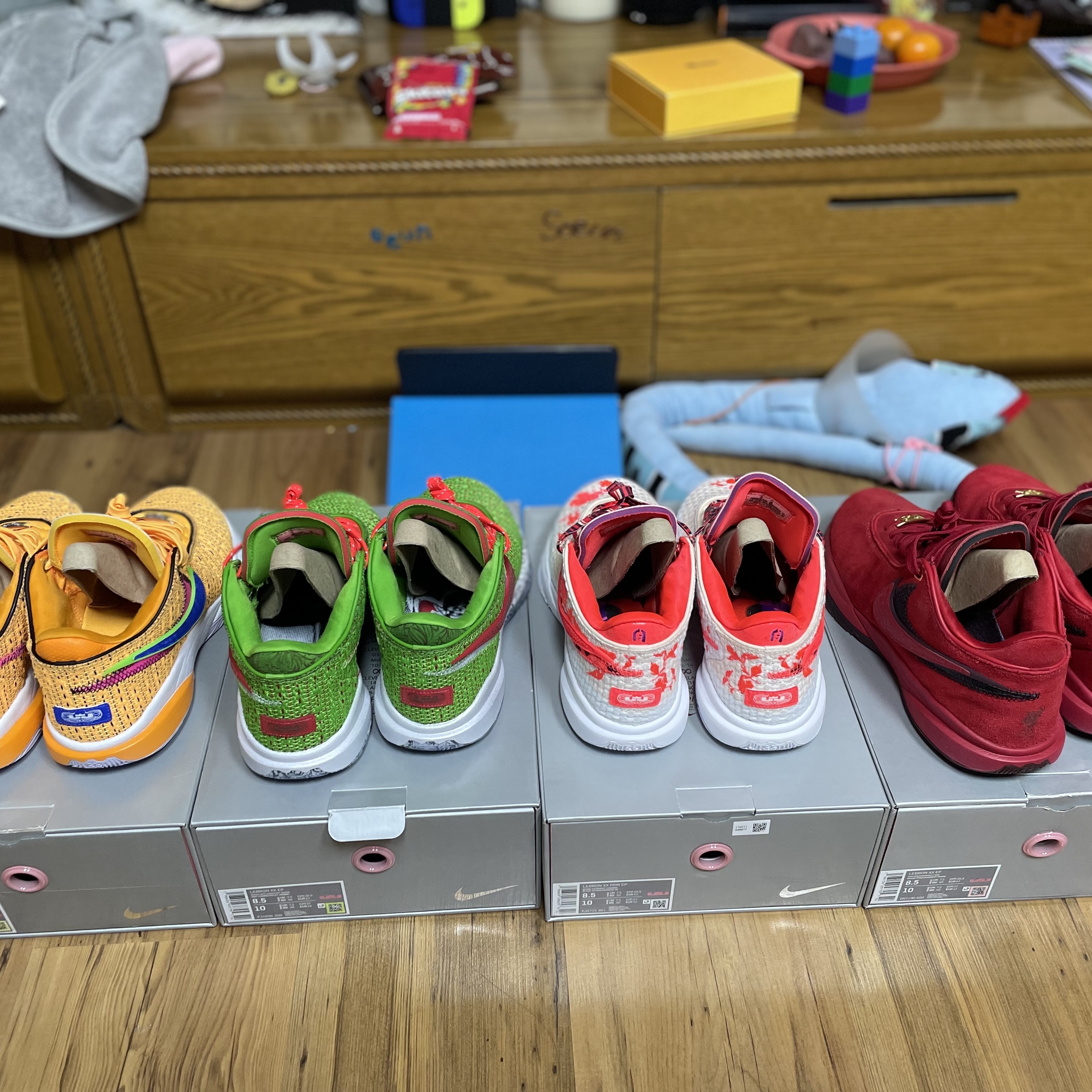 Nike LeBron XX PRM EP Guava Ice Bordeaux, Nike LeBron XX EP Laser Orange Racer Blue 착용 스타일 - 2