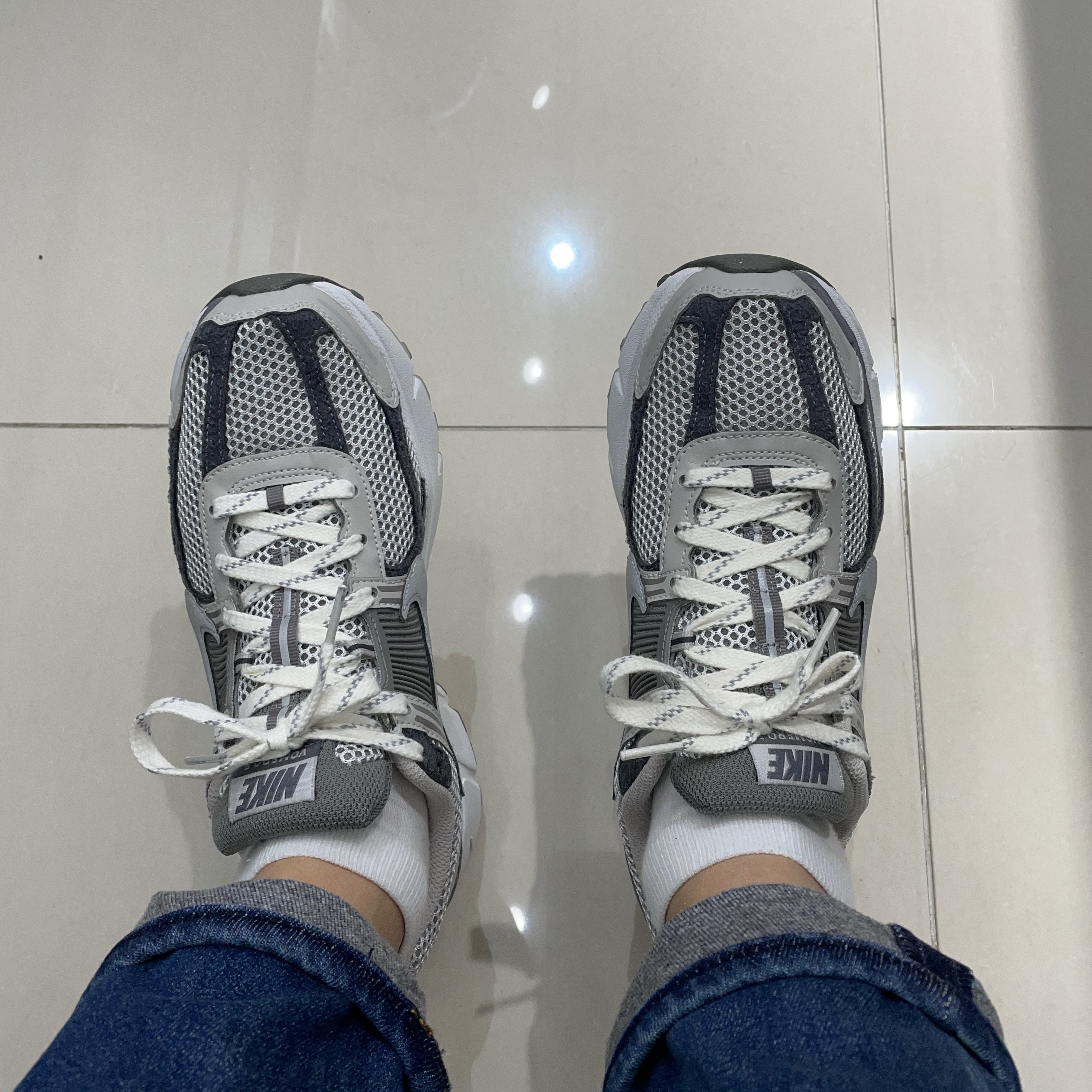 Nike Zoom Vomero 5 PRM Light Iron Ore and Flat Fewter 착용 스타일