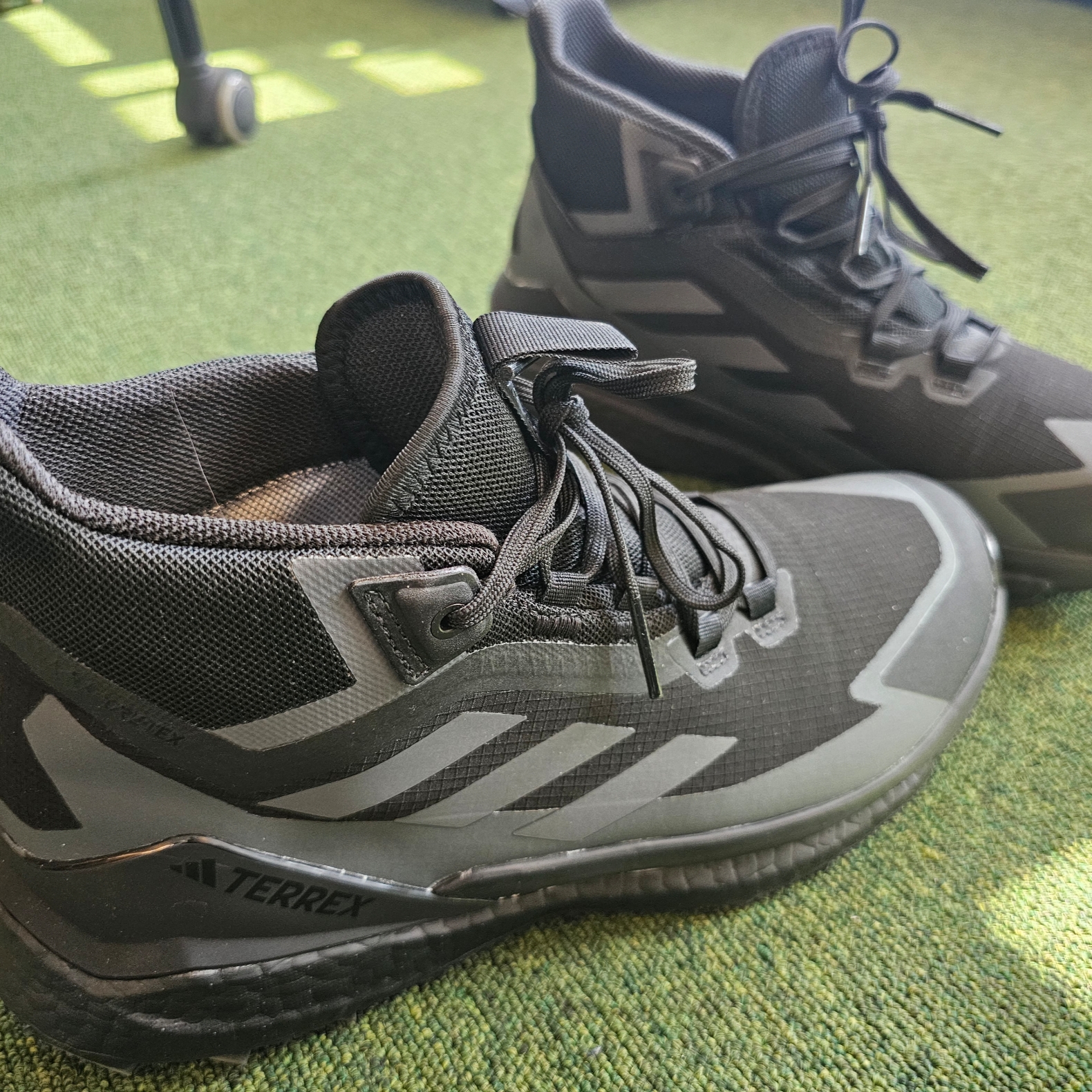Adidas Terrex Free Hiker 2 Gore-Tex Core Black Grey Six 착용 스타일