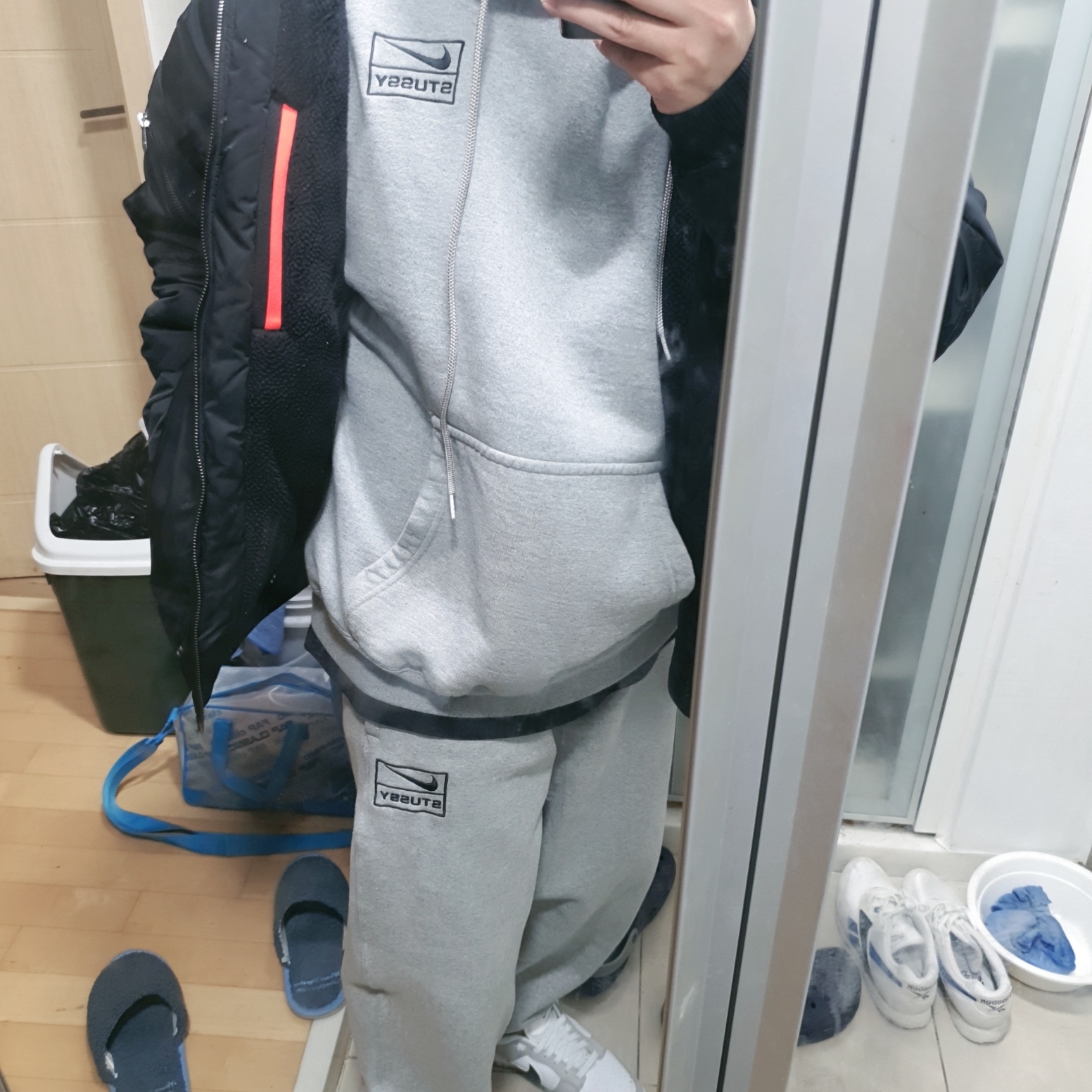 Nike x Stussy NRG Fleece Pants Dark Grey Heather (DO9340-063), Nike Dunk Low Retro SE Jackpot Grey Fog 착용 스타일 - 1